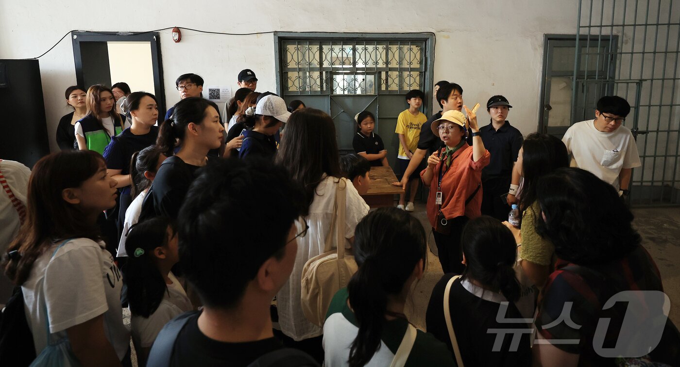 본문 이미지 - 제80주년 광복절인 15일 서울 서대문형무소역사관을 찾은 관람객들이 수용동 내부를 살펴보고 있다. 2025.8.15/뉴스1 ⓒ News1 김진환 기자