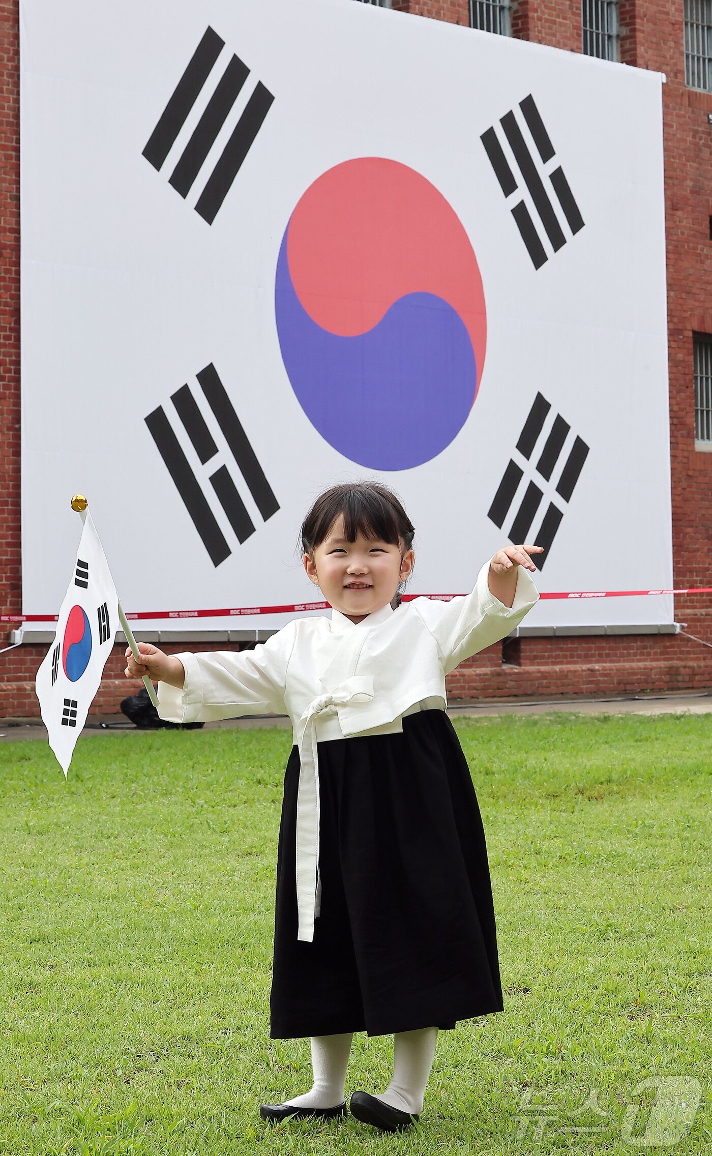 본문 이미지 - 제80주년 광복절인 15일 서울 서대문형무소역사관을 찾은 한 어린이가 대형 태극기 앞에서 &#39;대한독립만세&#39;를 외치고 있다. 2025.8.15/뉴스1 ⓒ News1 김진환 기자