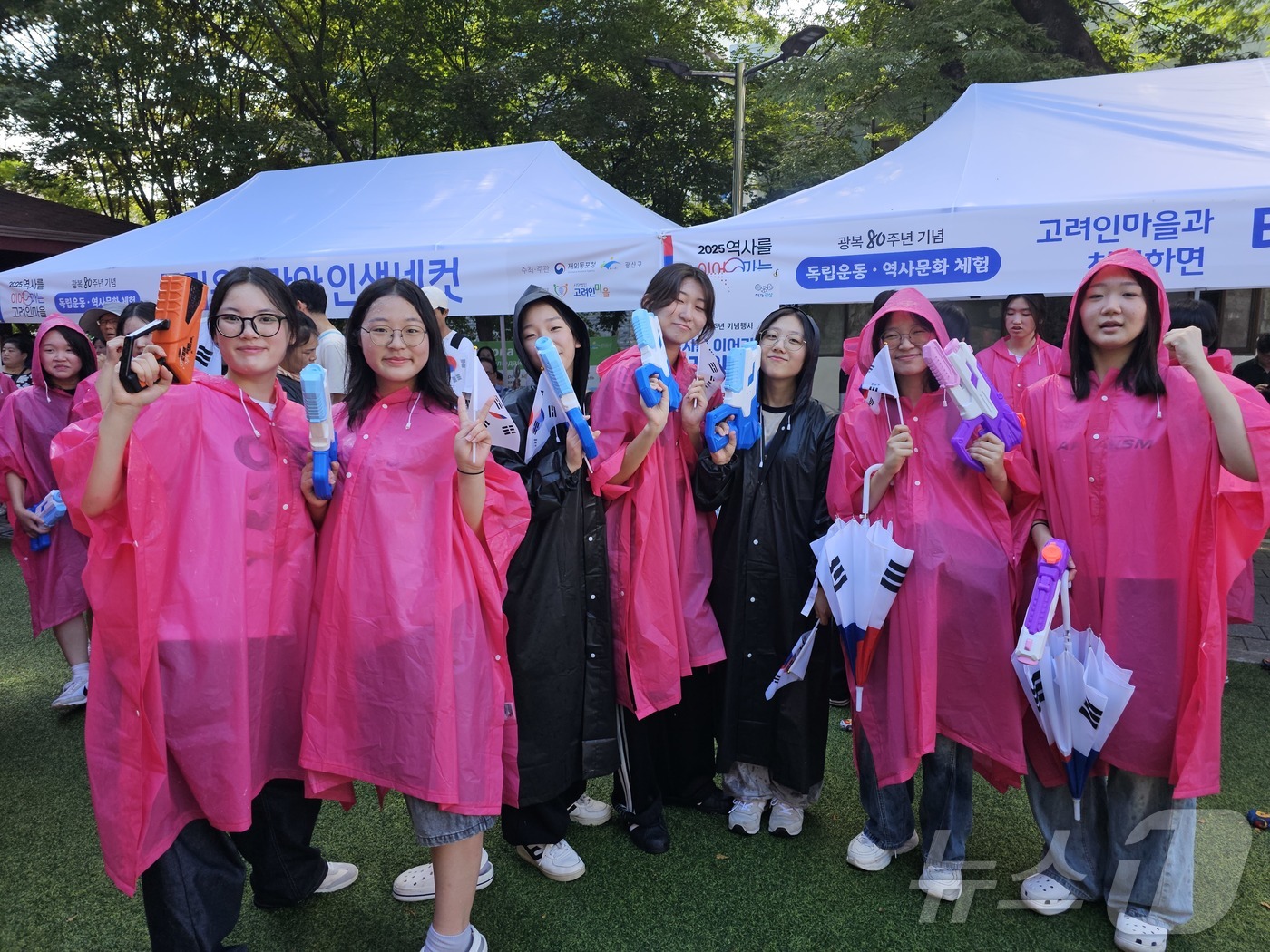 (광주=뉴스1) 서충섭 기자 = 제80주년 광복절인 15일 광주 광산구 월곡동 고려인마을에서 봉오동전투 재현 행사가 열린 가운데 대성여고 학생들이 비눗방울총을 들고 행사를 즐기고 …