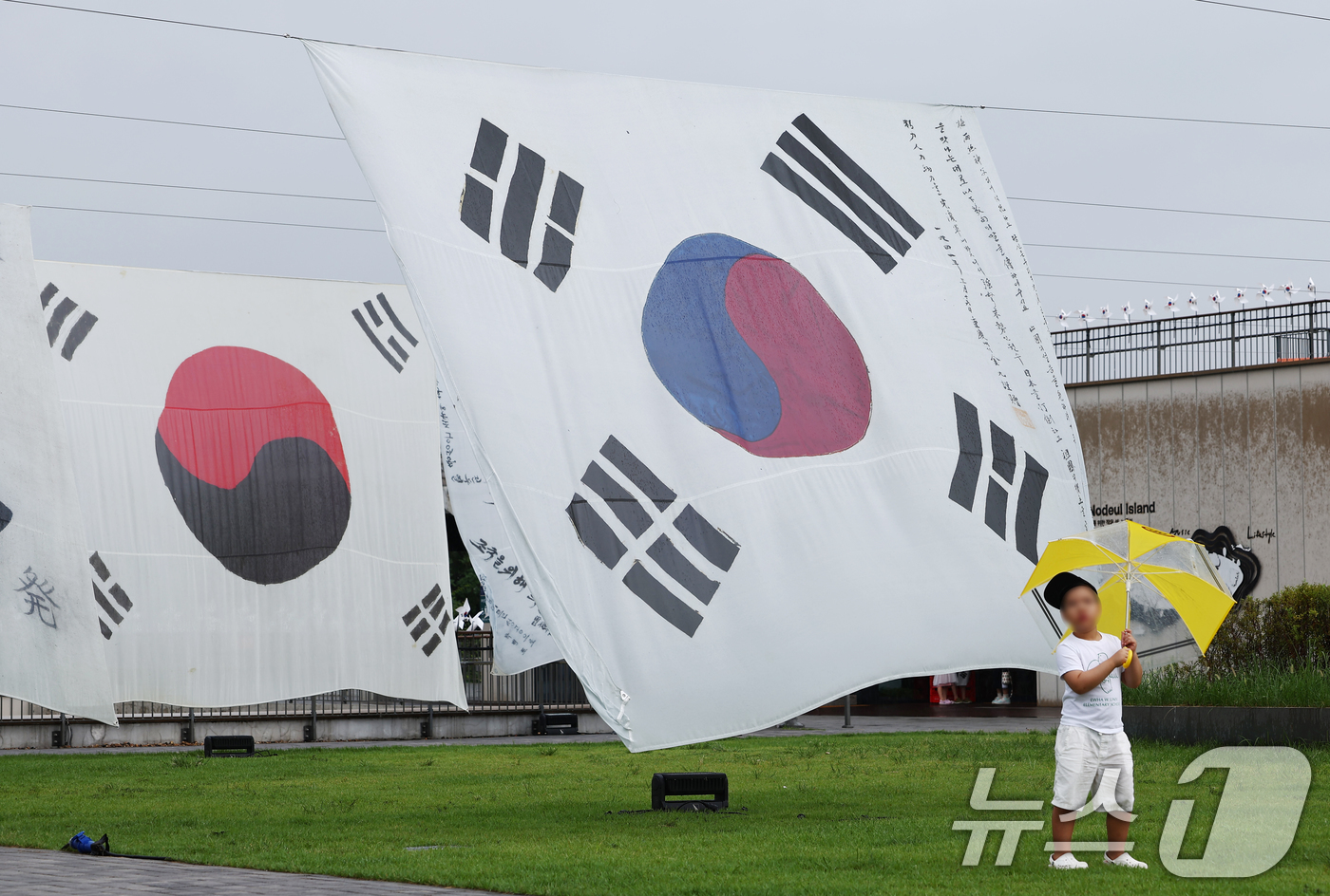 (서울=뉴스1) 김민지 기자 = 광복절인 15일 서울 용산구 노들섬에 시대별 태극기가 전시돼 있다.서울문화재단은 광복 80주년을 맞아 노들섬에 현존하는 가장 오래된 ‘데니 태극기’ …