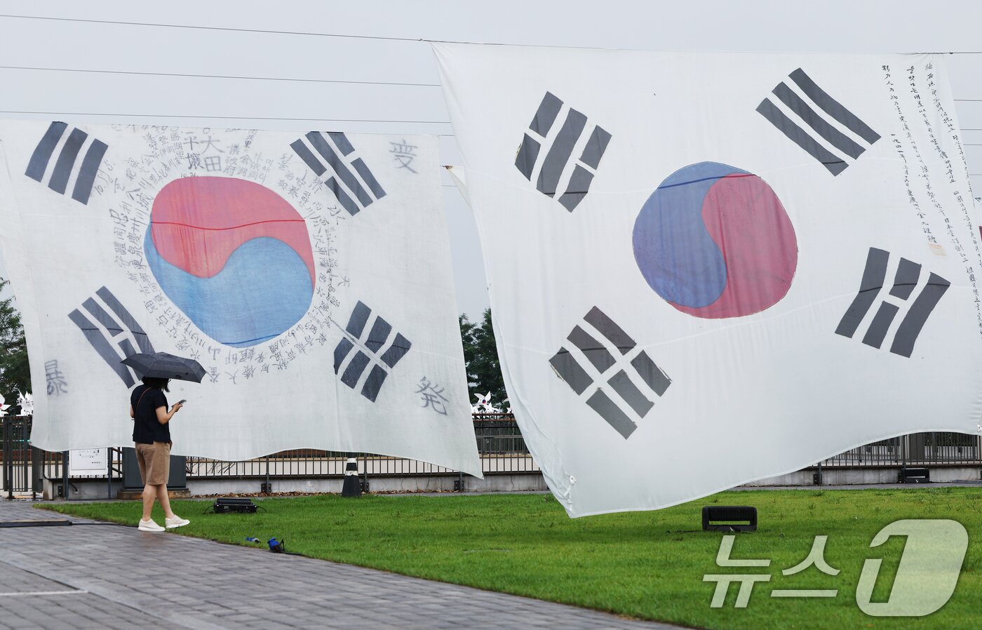 본문 이미지 - 광복절인 15일 서울 용산구 노들섬에 시대별 태극기가 전시돼 있다. 서울문화재단은 광복 80주년을 맞아 노들섬에 현존하는 가장 오래된 ‘데니 태극기’부터 일제강점기, 광복 이후의 태극기까지 시대별 변화를 보여주는 16점을 전시했다. 2025.8.15/뉴스1 ⓒ News1 김민지 기자