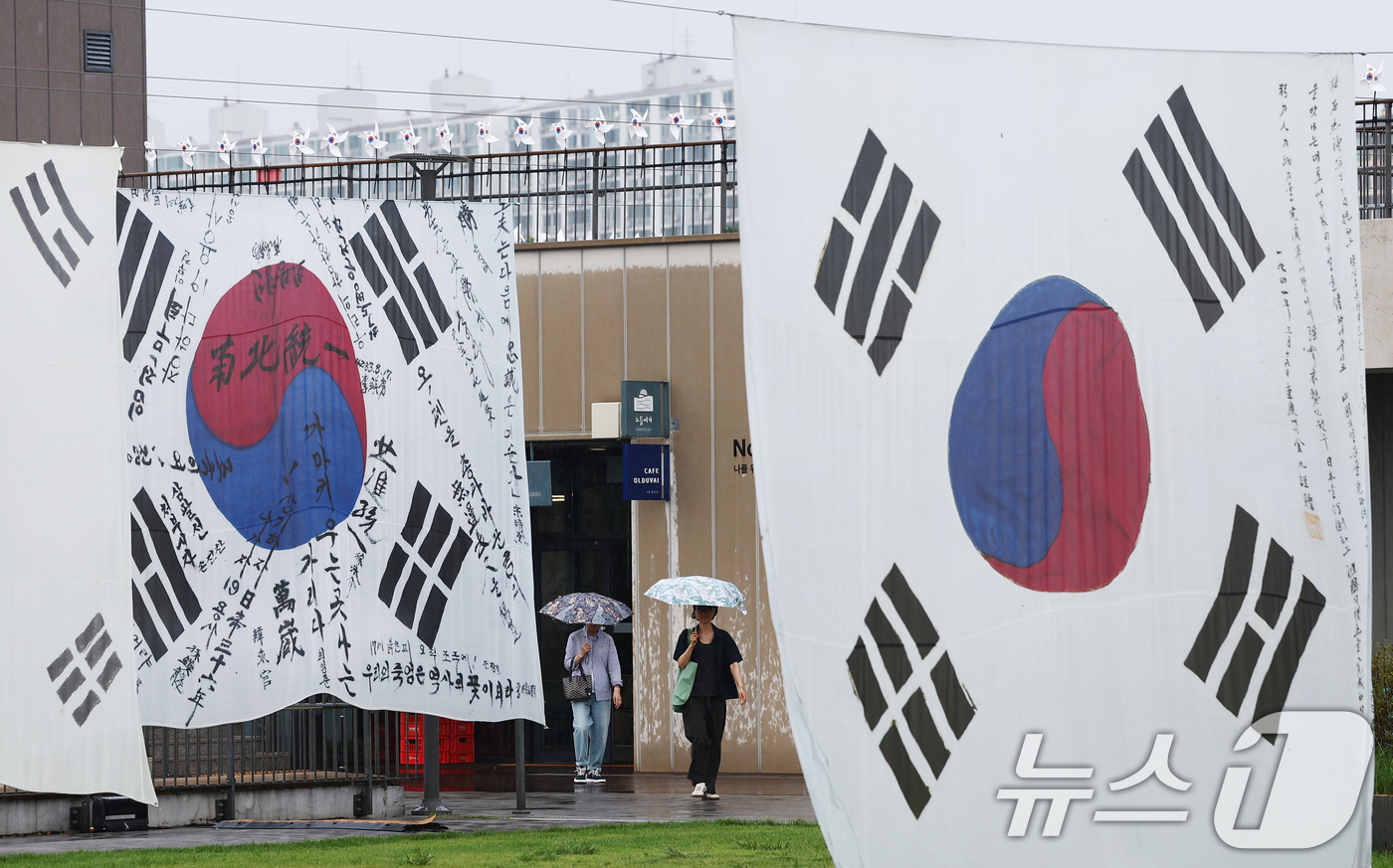 (서울=뉴스1) 김민지 기자 = 광복절인 15일 서울 용산구 노들섬에 시대별 태극기가 전시돼 있다.서울문화재단은 광복 80주년을 맞아 노들섬에 현존하는 가장 오래된 ‘데니 태극기’ …