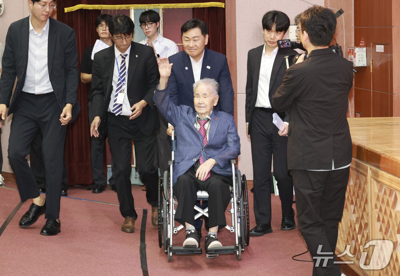 본문 이미지 - 15일 전북도청 공연장에서 &#39;제80주년 8·15 광복절 경축식&#39;이 개최된 가운데 김관영 도지사가 호남지역 유일 생존 애국지사 이석규 선생과 함께 행사장에 들어서고 있다. &#40;전북도 제공. 재판매 및 DB금지&#41;/뉴스1