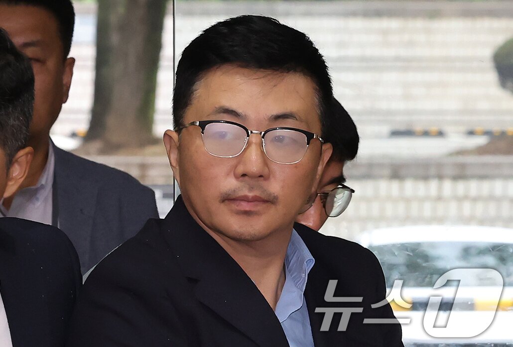 본문 이미지 - 김건희 여사 일가의 집사로 알려진 김예성 씨가 15일 오후 서울 서초구 서웅중앙지법에서 열리는 구속 전 피의자 심문&#40;영장실질심사&#41;에 출석하고 있다. 2025.8.15/뉴스1 ⓒ News1 장수영 기자