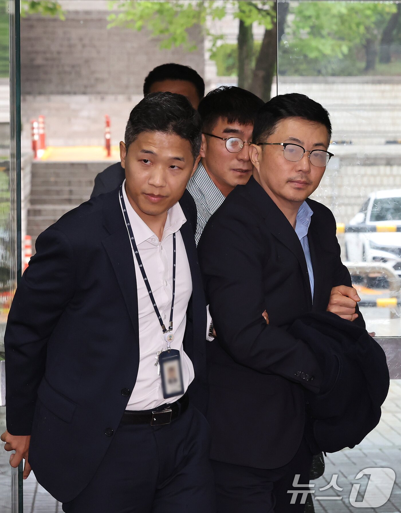 본문 이미지 - 김건희 여사 일가의 집사로 알려진 김예성 씨가 15일 오후 서울 서초구 서웅중앙지법에서 열리는 구속 전 피의자 심문&#40;영장실질심사&#41;에 출석하고 있다. 2025.8.15/뉴스1 ⓒ News1 장수영 기자