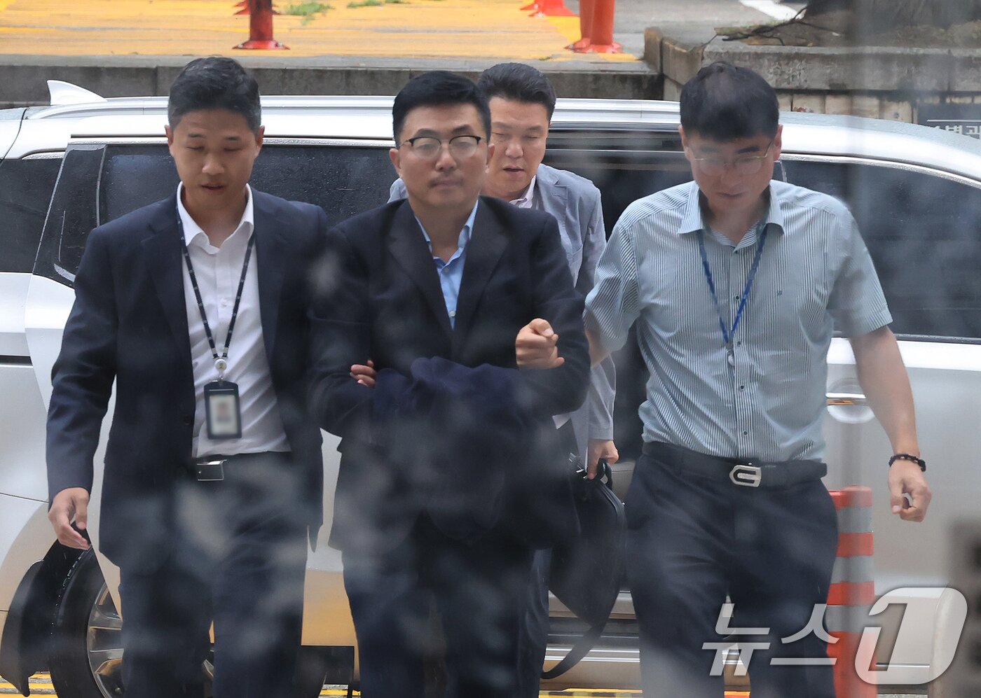 본문 이미지 - 김건희 여사 일가의 집사로 알려진 김예성 씨가 15일 오후 서울 서초구 서웅중앙지법에서 열리는 구속 전 피의자 심문&#40;영장실질심사&#41;에 출석하고 있다. 2025.8.15/뉴스1 ⓒ News1 장수영 기자