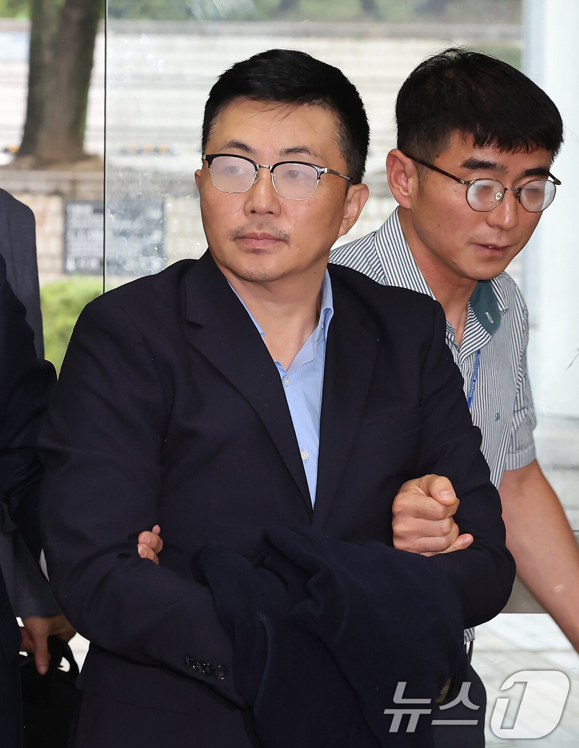 본문 이미지 - 김건희 여사 일가의 집사로 알려진 김예성 씨가 15일 오후 서울 서초구 서웅중앙지법에서 열리는 구속 전 피의자 심문&#40;영장실질심사&#41;에 출석하고 있다. 2025.8.15/뉴스1 ⓒ News1 장수영 기자