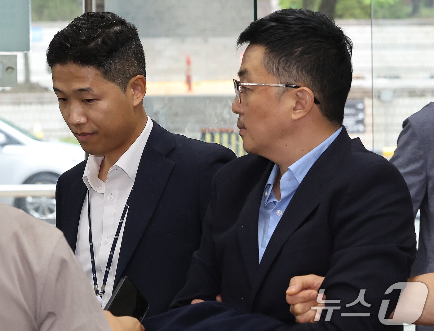 본문 이미지 - 김건희 여사 일가의 집사로 알려진 김예성 씨가 15일 오후 서울 서초구 서웅중앙지법에서 열리는 구속 전 피의자 심문&#40;영장실질심사&#41;에 출석하고 있다. 2025.8.15/뉴스1 ⓒ News1 장수영 기자