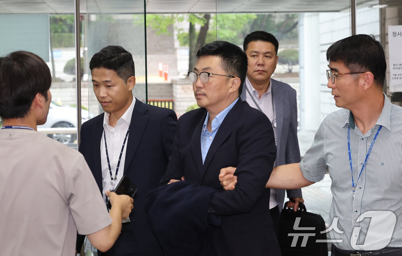 본문 이미지 - 김건희 여사 일가의 집사로 알려진 김예성 씨가 15일 오후 서울 서초구 서웅중앙지법에서 열리는 구속 전 피의자 심문&#40;영장실질심사&#41;에 출석하고 있다. 2025.8.15/뉴스1 ⓒ News1 장수영 기자