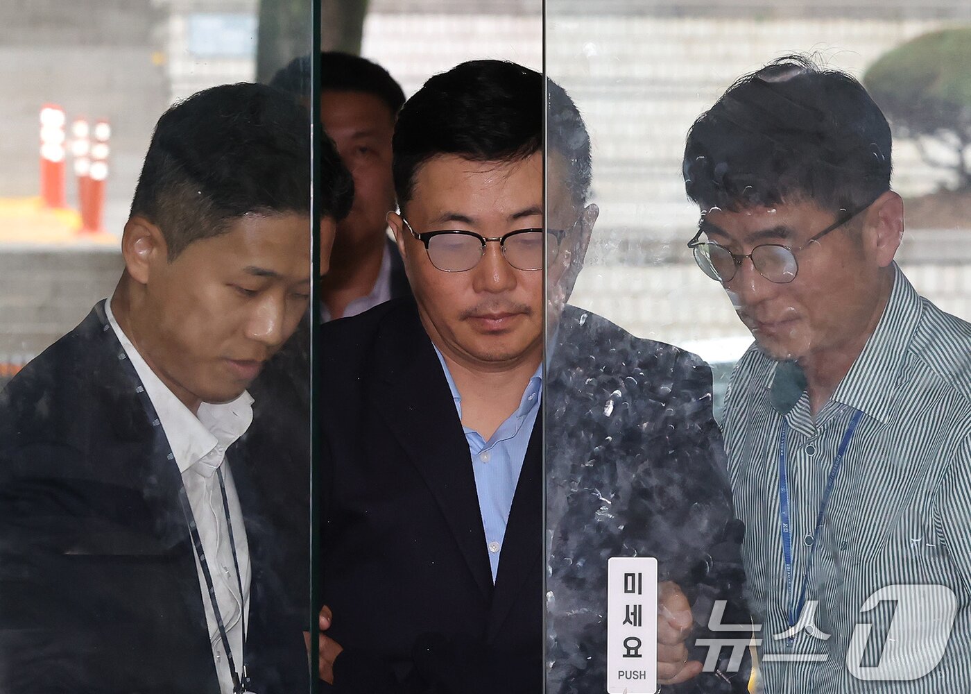 본문 이미지 - 김건희 여사 일가의 집사로 알려진 김예성 씨가 15일 오후 서울 서초구 서웅중앙지법에서 열리는 구속 전 피의자 심문&#40;영장실질심사&#41;에 출석하고 있다. 2025.8.15/뉴스1 ⓒ News1 장수영 기자