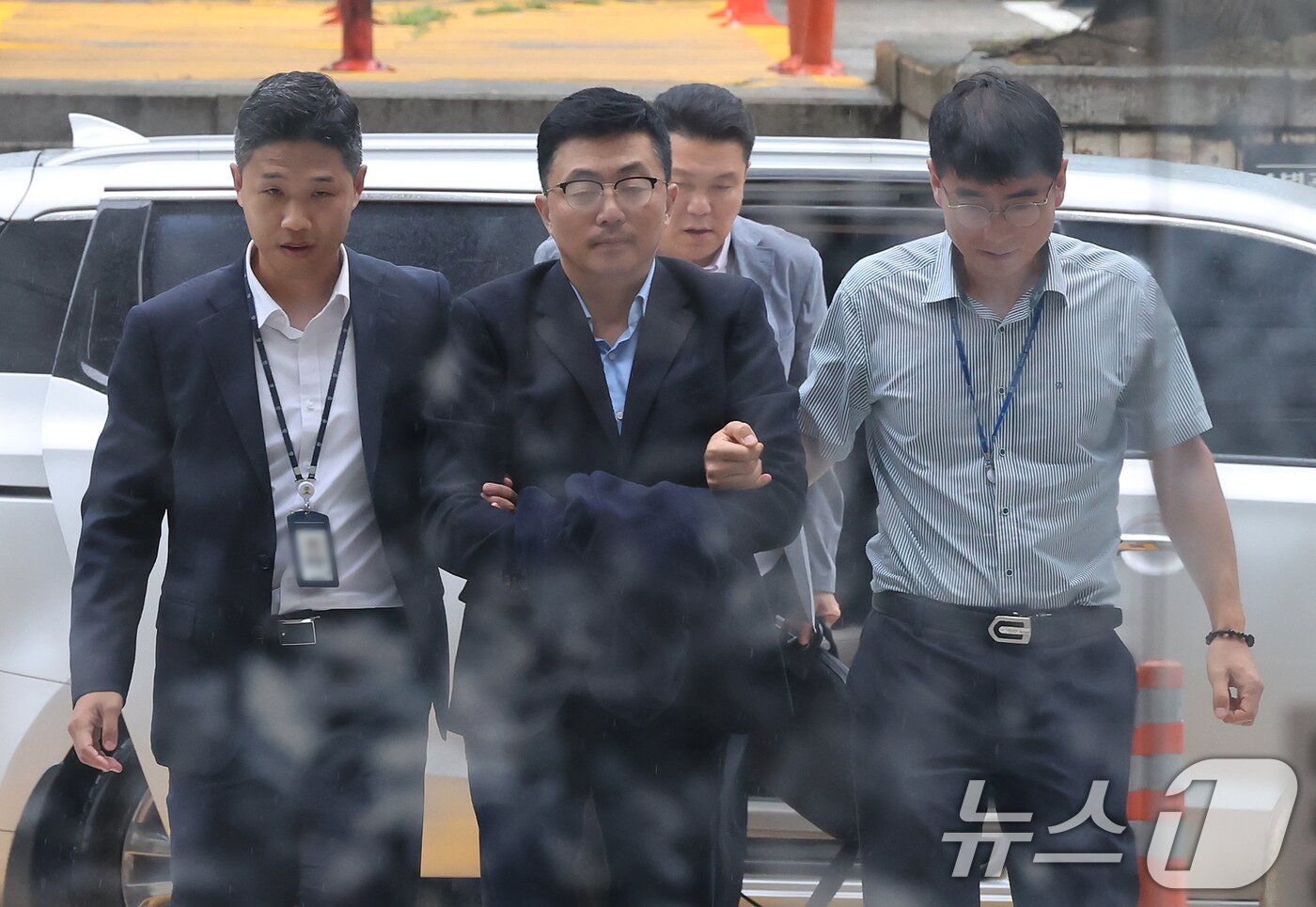 본문 이미지 - 김건희 여사 일가의 &#39;집사&#39;로 알려진 김예성 씨가 15일 오후 서울 서초구 서웅중앙지법에서 열리는 구속 전 피의자 심문&#40;영장실질심사&#41;에 출석하고 있다.  2025.8.15/뉴스1 ⓒ News1 장수영 기자