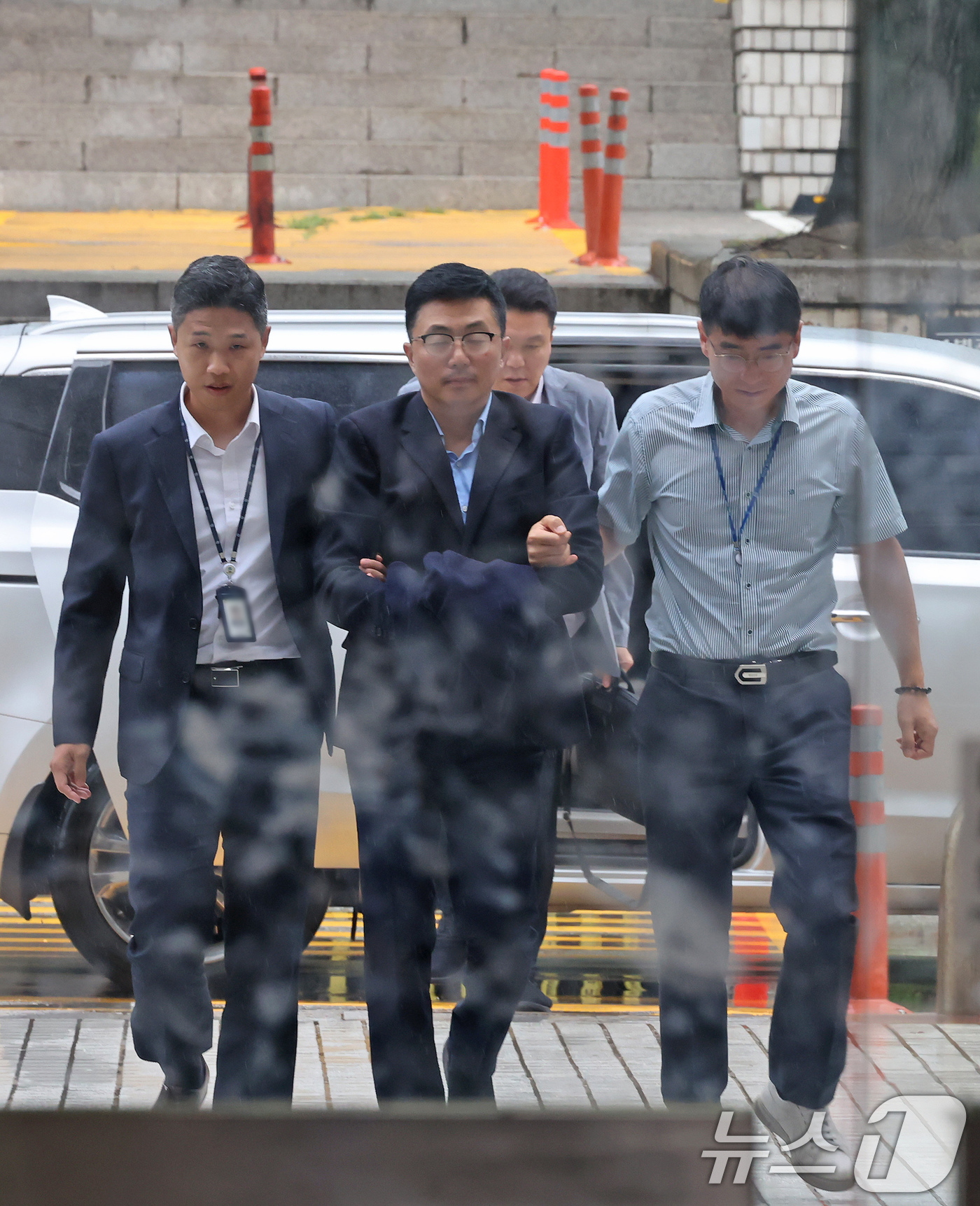 (서울=뉴스1) 장수영 기자 = 김건희 여사 일가의 집사로 알려진 김예성 씨가 15일 오후 서울 서초구 서웅중앙지법에서 열리는 구속 전 피의자 심문(영장실질심사)에 출석하고 있다. …