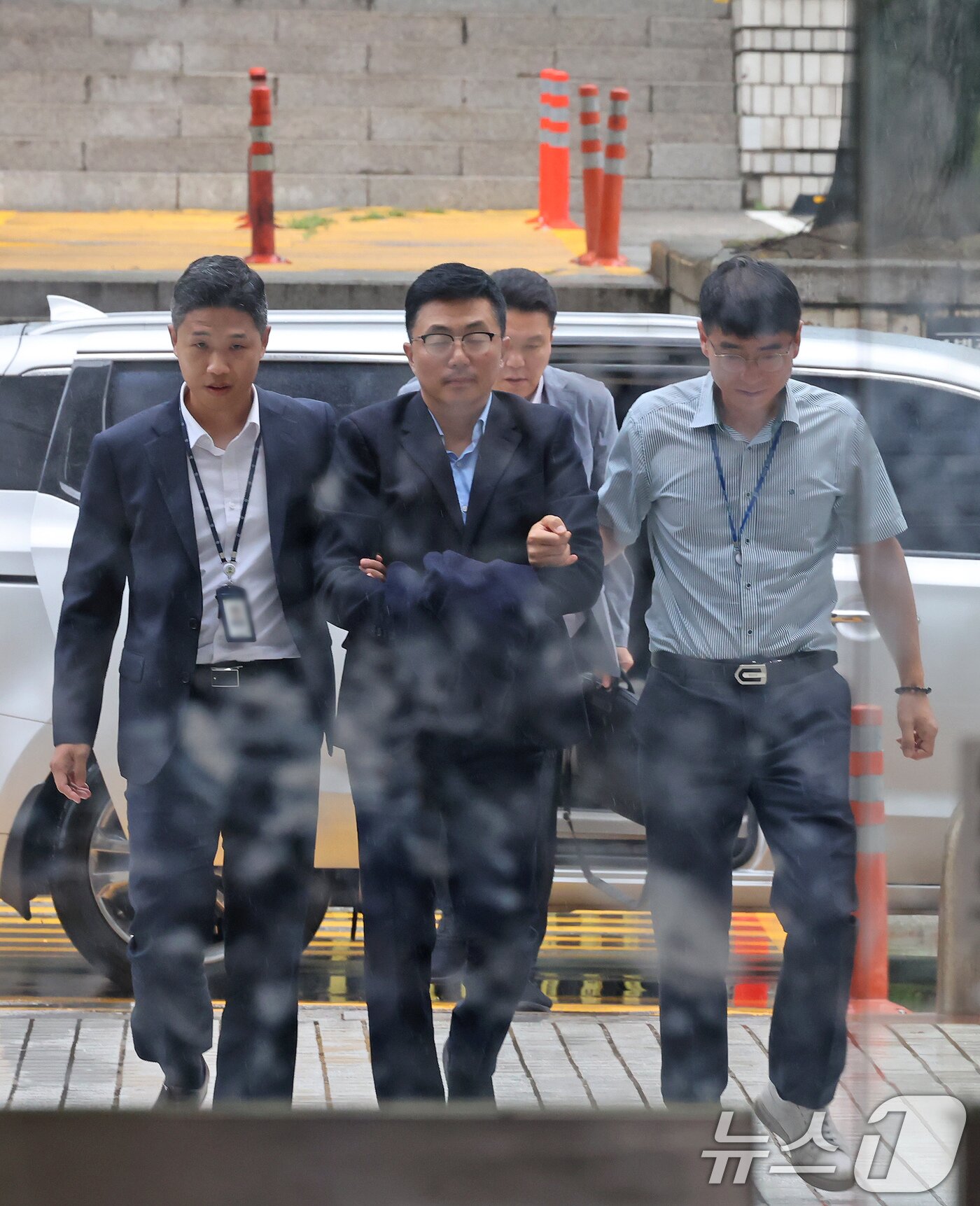 본문 이미지 - 김건희 여사 일가의 집사로 알려진 김예성 씨가 15일 오후 서울 서초구 서웅중앙지법에서 열리는 구속 전 피의자 심문&#40;영장실질심사&#41;에 출석하고 있다. 2025.8.15/뉴스1 ⓒ News1 장수영 기자