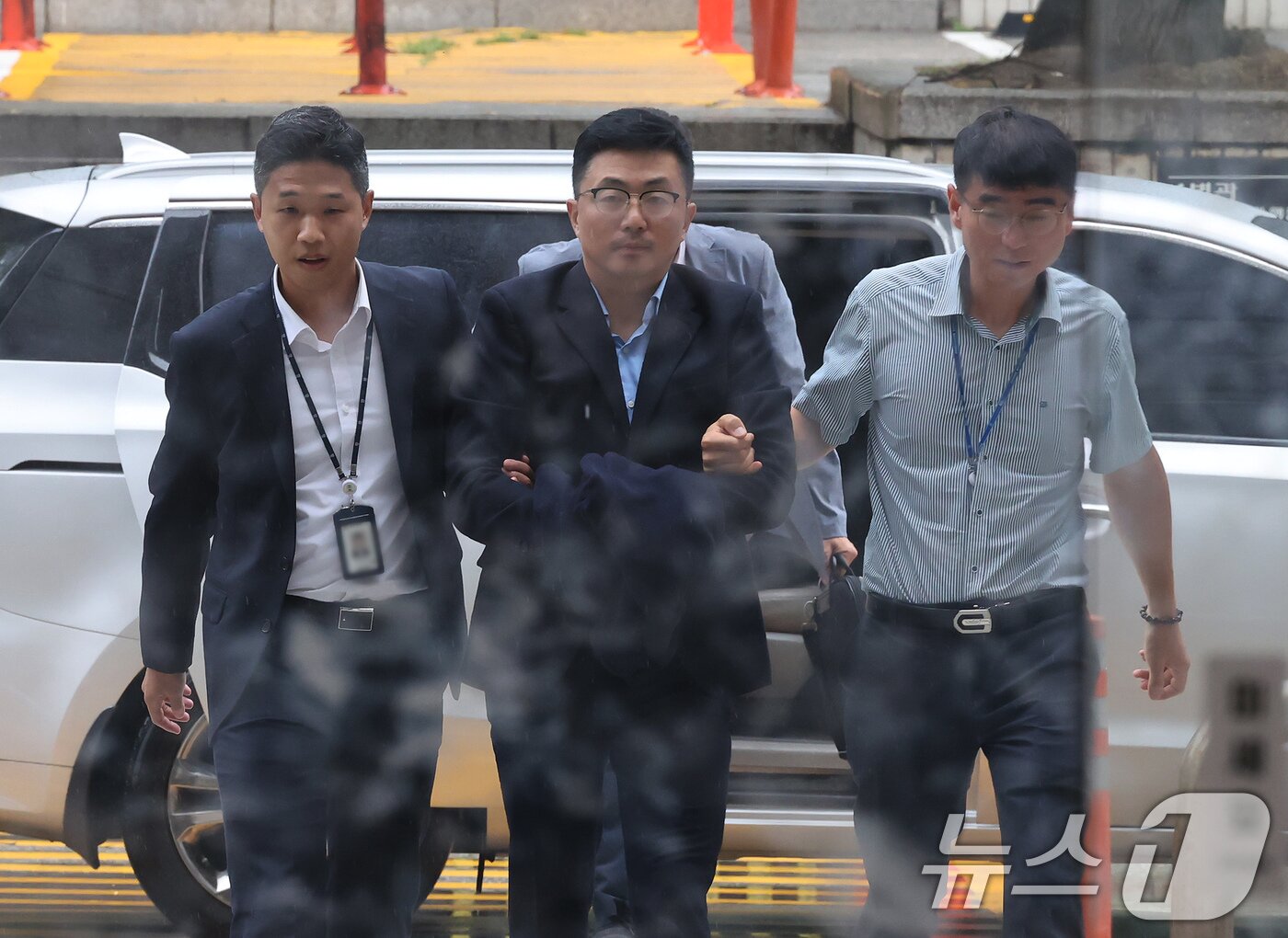 본문 이미지 - 김건희 여사 일가의 집사로 알려진 김예성 씨가 15일 오후 서울 서초구 서웅중앙지법에서 열리는 구속 전 피의자 심문&#40;영장실질심사&#41;에 출석하고 있다. &#39;2025.8.15/뉴스1 ⓒ News1 장수영 기자