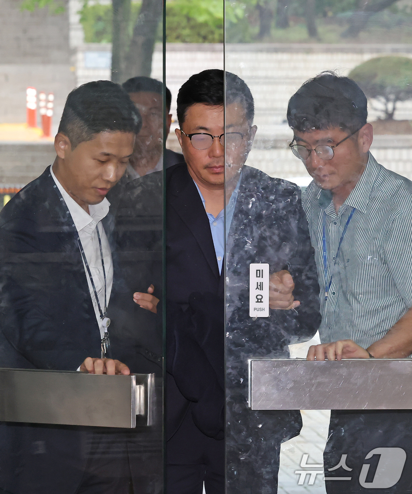 (서울=뉴스1) 장수영 기자 = 김건희 여사 일가의 집사로 알려진 김예성 씨가 15일 오후 서울 서초구 서웅중앙지법에서 열리는 구속 전 피의자 심문(영장실질심사)에 출석하고 있다. …