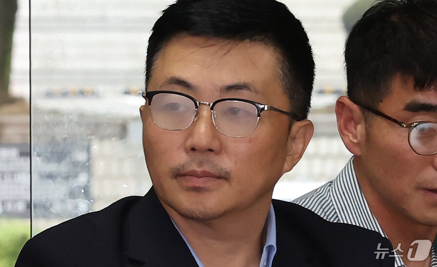 본문 이미지 - 김건희 여사 일가의 집사로 알려진 김예성 씨가 15일 오후 서울 서초구 서웅중앙지법에서 열리는 구속 전 피의자 심문(영장실질심사)에 출석하고 있다. 2025.8.15/뉴스1 ⓒ News1 장수영 기자