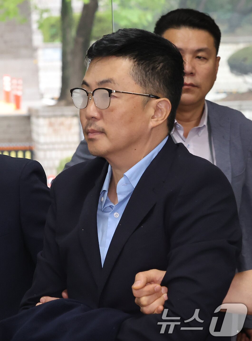 본문 이미지 - 김건희 여사 일가의 집사로 알려진 김예성 씨가 15일 오후 서울 서초구 서웅중앙지법에서 열리는 구속 전 피의자 심문&#40;영장실질심사&#41;에 출석하고 있다. 2025.8.15/뉴스1 ⓒ News1 장수영 기자