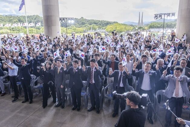 올해도 둘로 나뉜 독립기념관 광복절 경축식