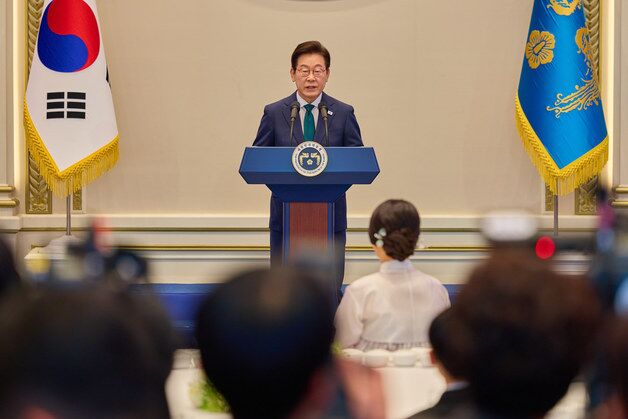 李대통령 대북 유화책…'제재' 언급한 文보다 진전된 메시지