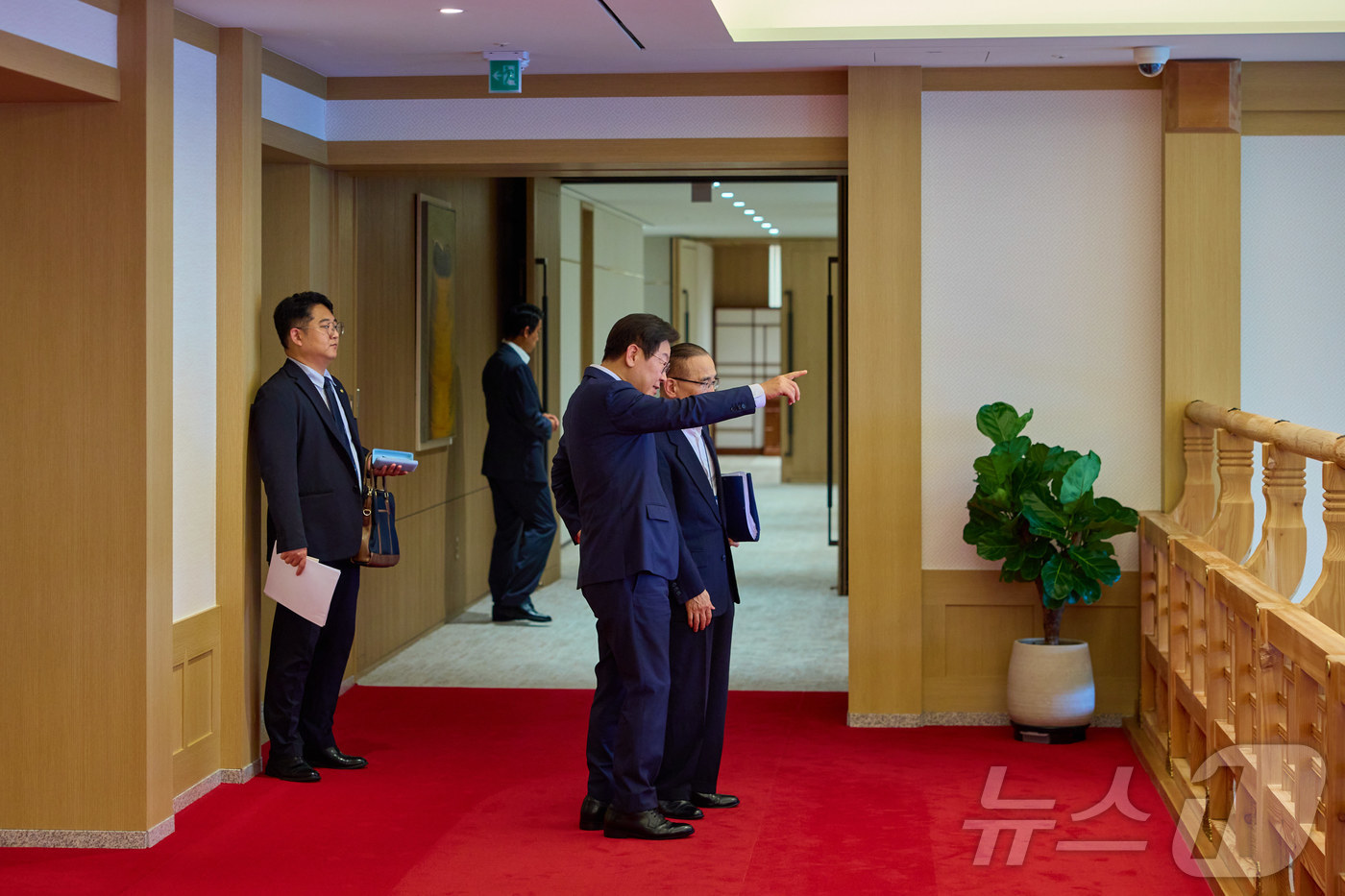 (서울=뉴스1) 이재명 기자 = 이재명 대통령이 지난 14일 서울 용산 대통령실 청사에서 위성락 국가안보실장에게 업무를 지시하고 있다. (이재명 대통령 SNS. 재판매 및 DB금지 …