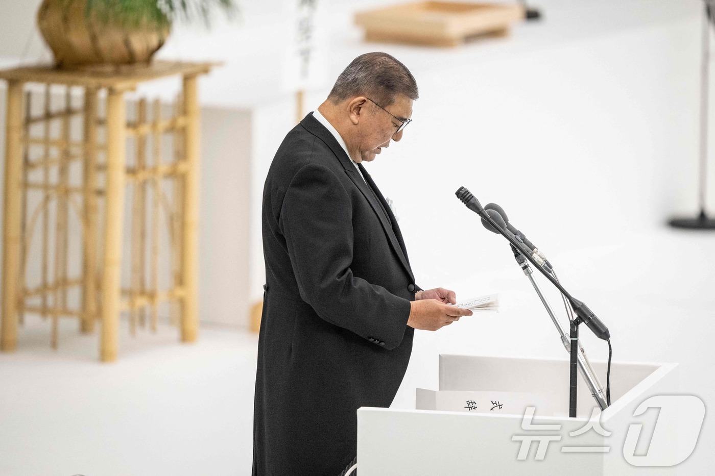 (AFP=뉴스1) 김진환 기자 = 이시바 시게루 일본 총리가 패전 80년을 맞은 15일 도쿄 일본 무도관에서 열린 '전국 전몰자 추도식’에서 연설하고 있다.이날 이시바 총리는 식사 …