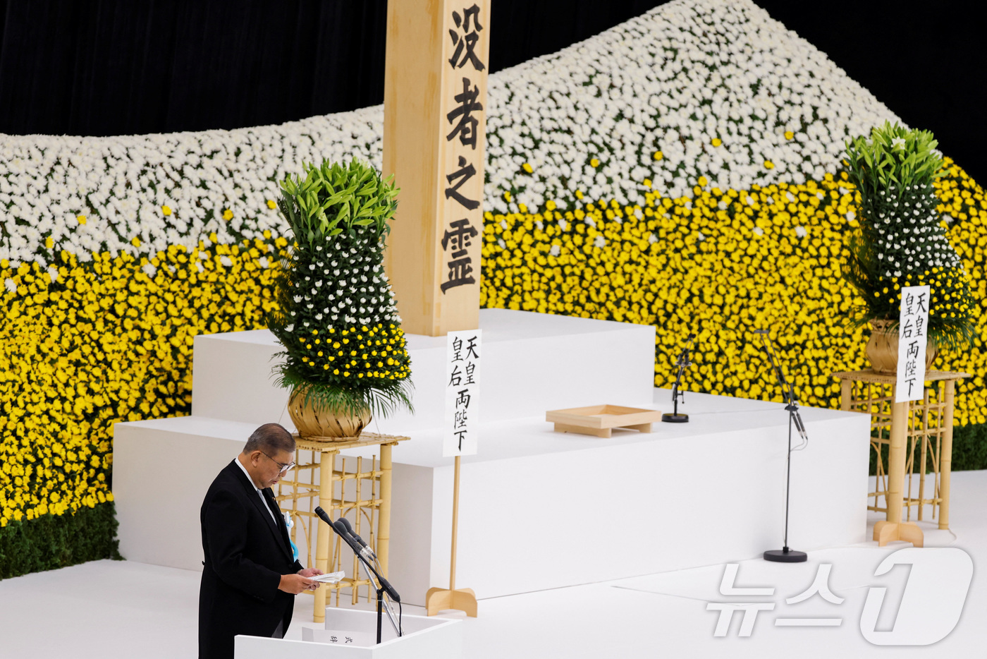 (로이터=뉴스1) 김진환 기자 = 이시바 시게루 일본 총리가 패전 80년을 맞은 15일 도쿄 일본 무도관에서 열린 '전국 전몰자 추도식’에서 연설하고 있다.이날 이시바 총리는 식사 …