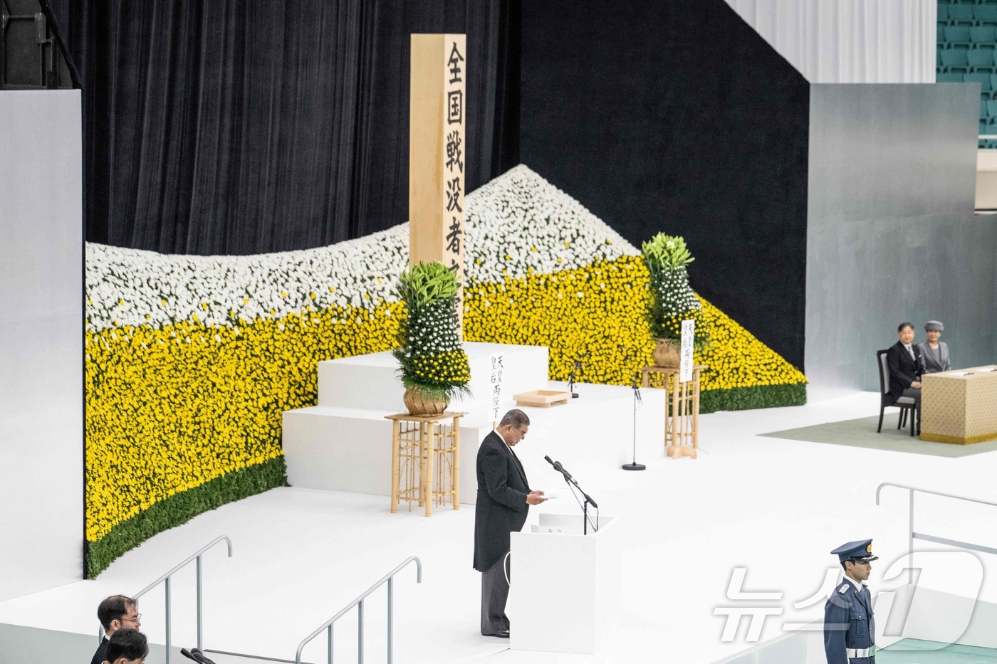 (AFP=뉴스1) 김진환 기자 = 이시바 시게루 일본 총리가 패전 80년을 맞은 15일 도쿄 일본 무도관에서 열린 '전국 전몰자 추도식’에서 연설하고 있다.이날 이시바 총리는 식사 …
