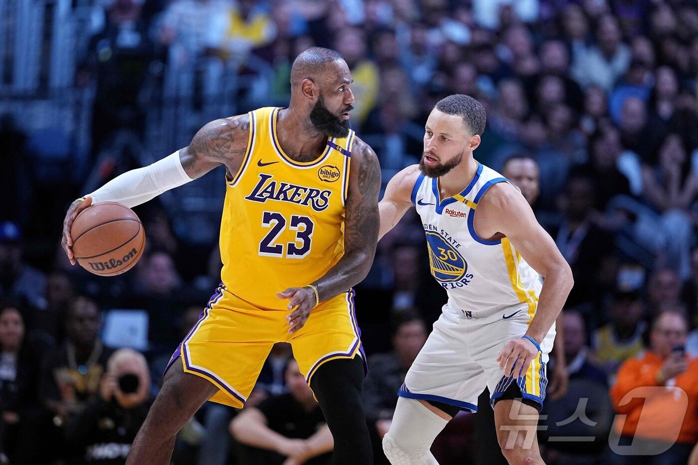 본문 이미지 - LA 레이커의 르브론 제임스&#40;왼쪽&#41;와 골든스테이트 워리어스의 스테픈 커리는 2025-26시즌 NBA 개막전에서 맞붙는다. ⓒ AFP=뉴스1