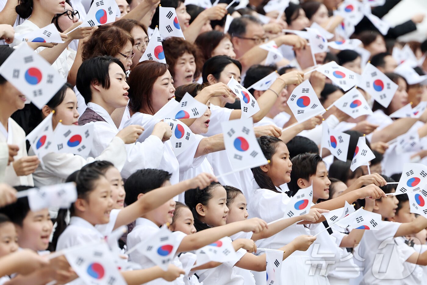 본문 이미지 - 오세훈 서울시장과 독립유공자 후손, 어린이 합창단원 등 참석자들이 15일 서울 종로구 보신각에서 열린 &#39;제80주년 광복절 기념 타종행사&#39;에서 광복절 노래를 부르고 있다. 2025.8.15/뉴스1 ⓒ News1 민경석 기자