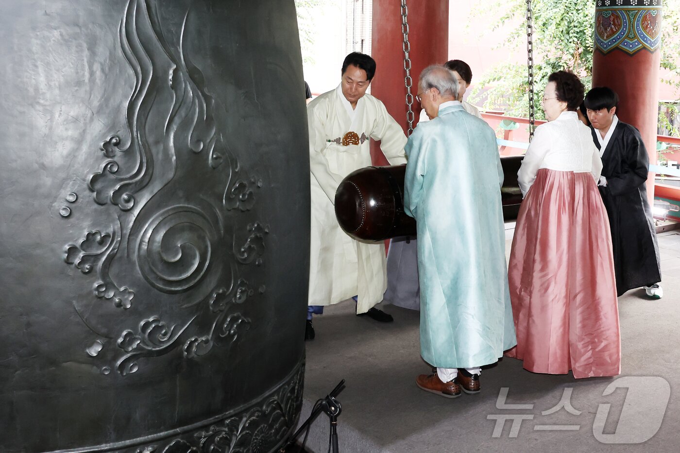 본문 이미지 - 오세훈 서울시장과 독립유공자 후손 등이 15일 서울 종로구 보신각에서 제80주년 광복절을 맞아 기념 타종을 하고 있다. 2025.8.15/뉴스1 ⓒ News1 민경석 기자