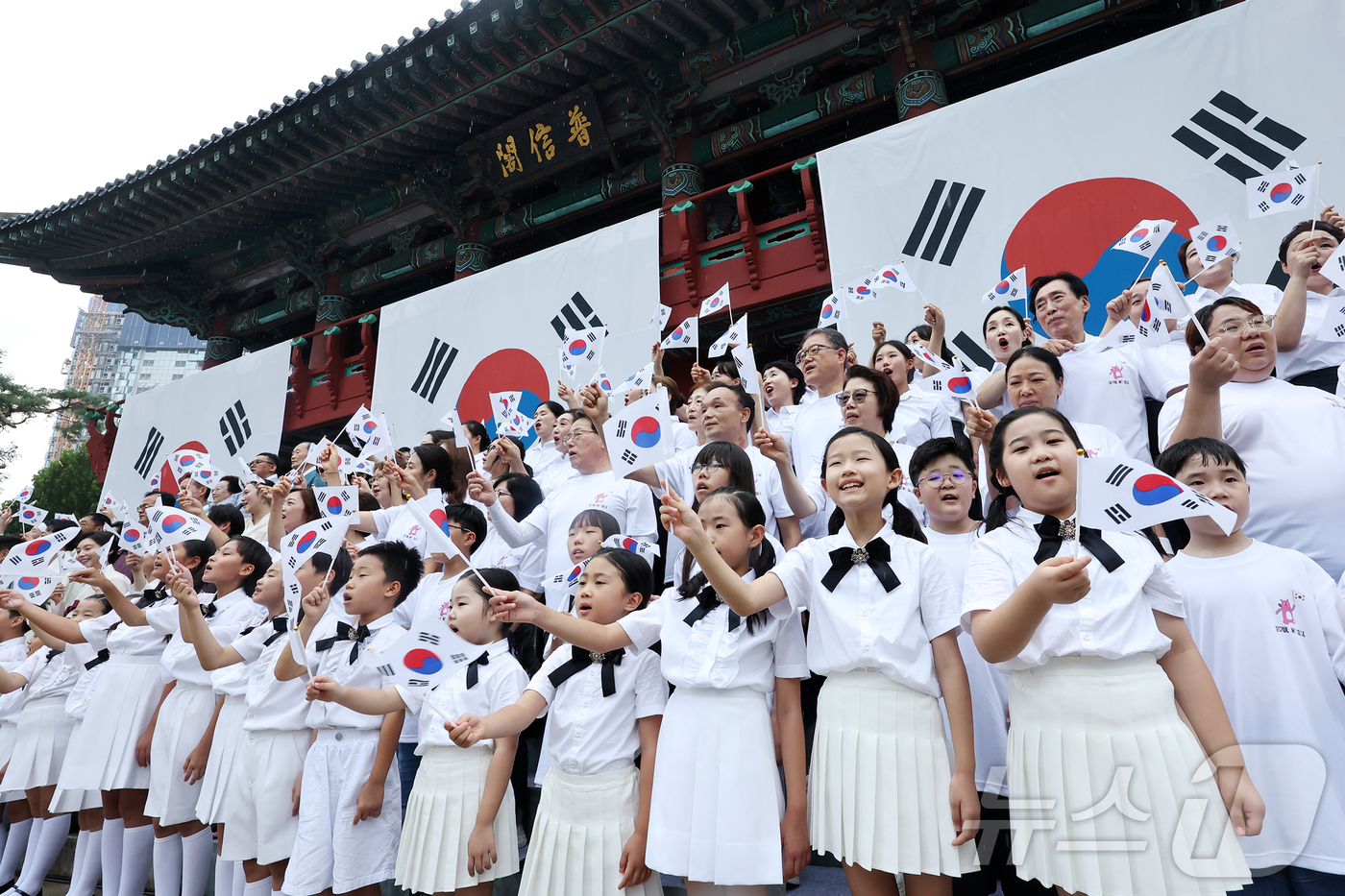 (서울=뉴스1) 민경석 기자 = 오세훈 서울시장과 독립유공자 후손, 어린이 합창단원 등 참석자들이 15일 서울 종로구 보신각에서 열린 '제80주년 광복절 기념 타종행사'에서 광복절 …