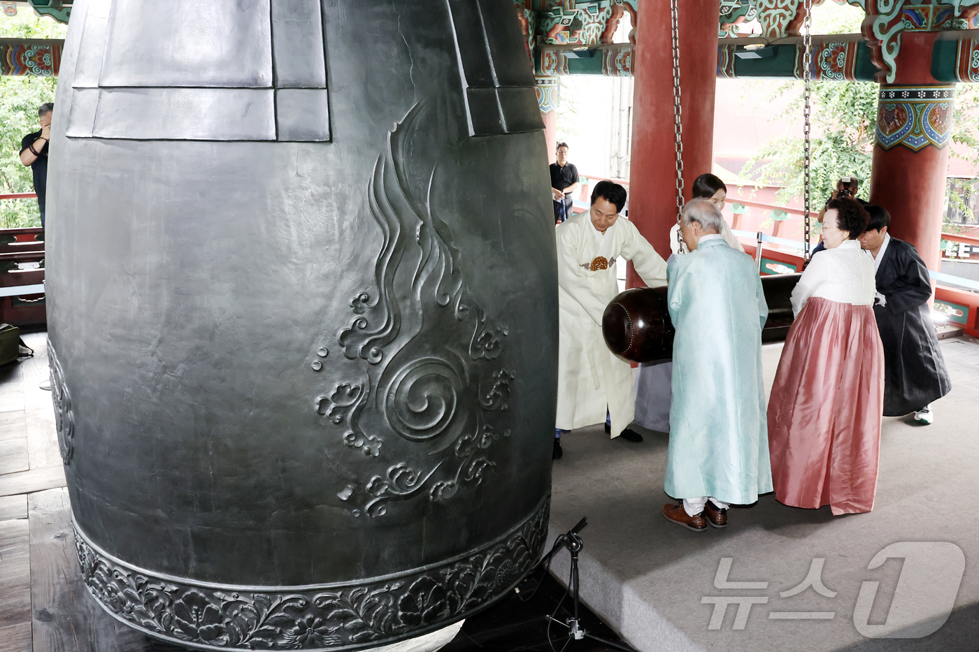 (서울=뉴스1) 민경석 기자 = 오세훈 서울시장과 독립유공자 후손 등이 15일 서울 종로구 보신각에서 제80주년 광복절을 맞아 기념 타종을 하고 있다. 2025.8.15/뉴스1