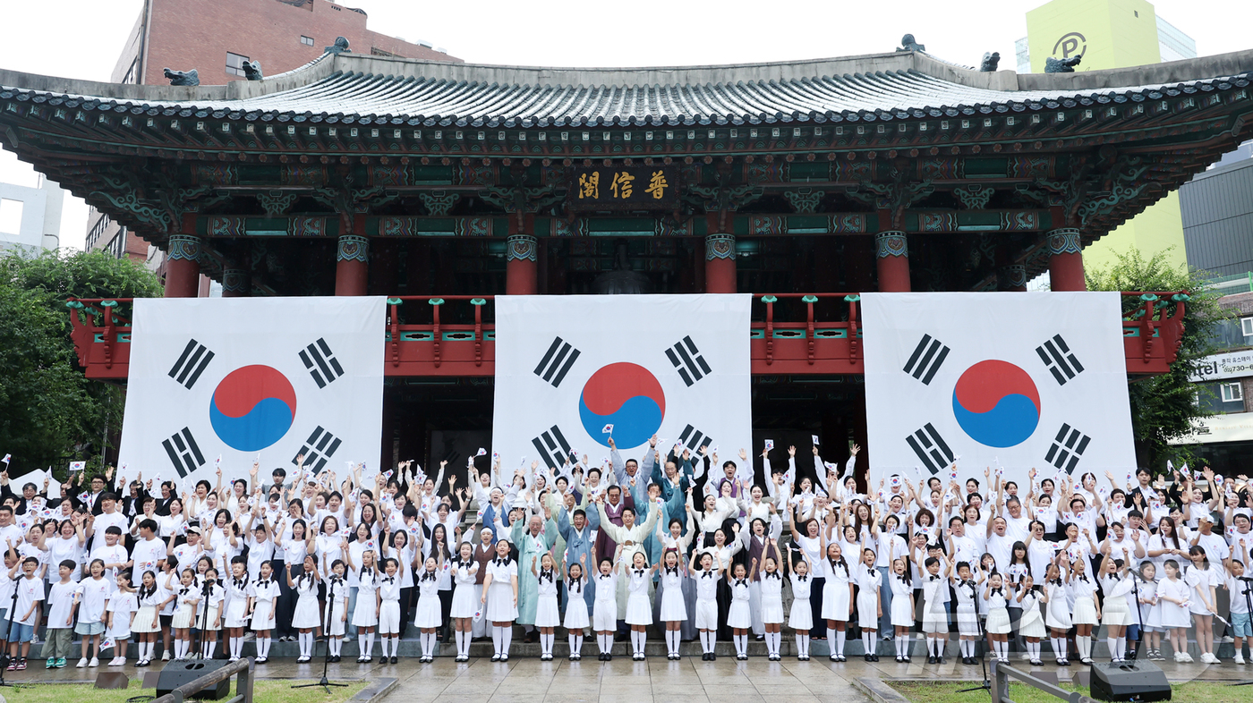 (서울=뉴스1) 민경석 기자 = 오세훈 서울시장과 독립유공자 후손, 어린이 합창단원 등 참석자들이 15일 서울 종로구 보신각에서 열린 '제80주년 광복절 기념 타종행사'에서 만세삼 …