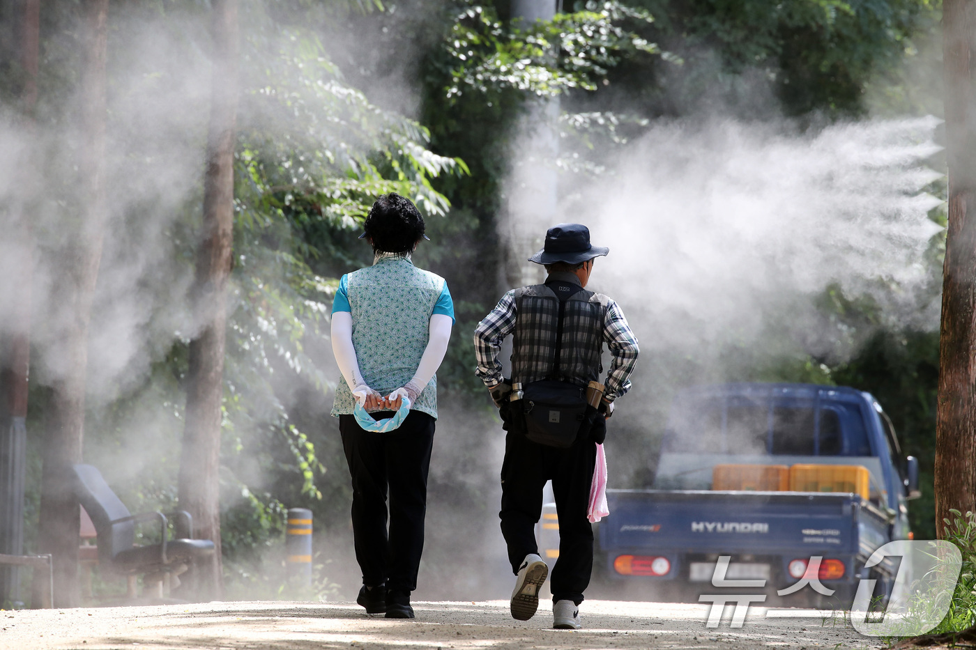 (대구=뉴스1) 공정식 기자 = 삼복더위를 지나 다시 폭염이 찾아온 15일 대구 남구 고산골 등산로에 쿨링포그가 가동돼 무더위에 지친 시민들의 더위를 식혀주고 있다. 2025.8. …