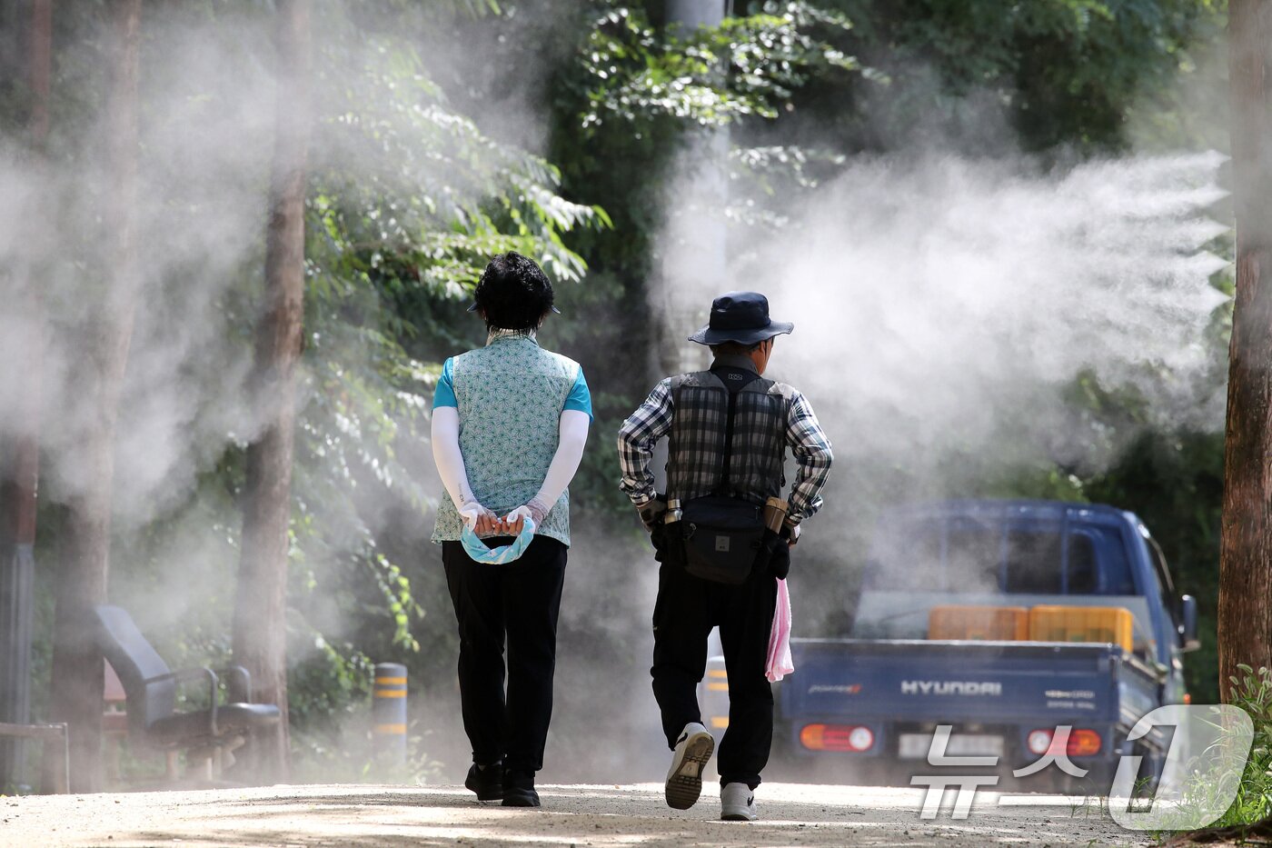 본문 이미지 - 대구 남구 고산골 등산로에 쿨링포그가 가동된 모습. 2025.8.15/뉴스1 ⓒ News1 공정식 기자