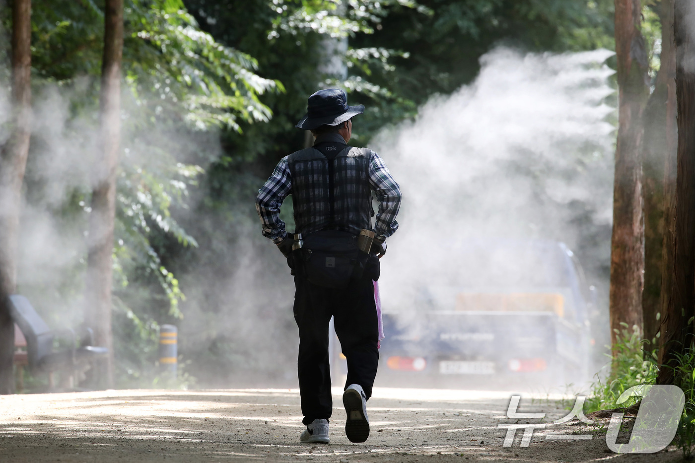 (대구=뉴스1) 공정식 기자 = 삼복더위를 지나 다시 폭염이 찾아온 15일 대구 남구 고산골 등산로에 쿨링포그가 가동돼 무더위에 지친 시민들의 더위를 식혀주고 있다. 2025.8. …
