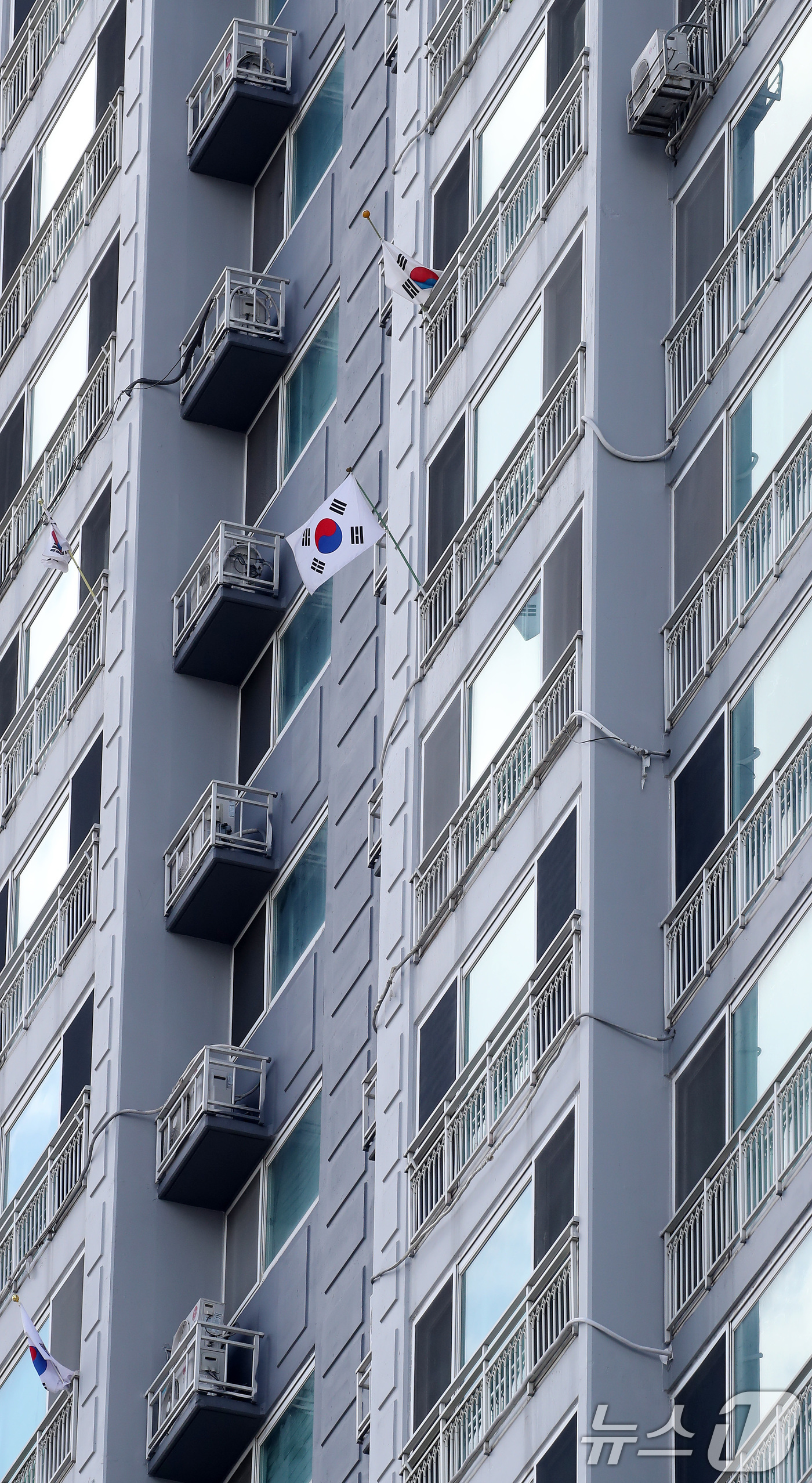 (대구=뉴스1) 공정식 기자 = 80주년 광복절인 15일 대구 중구의 한 아파트에 태극기를 게양한 세대가 드물어 태극기 몇 개만 외롭게 펄럭이고 있다. 2025.8.15/뉴스1