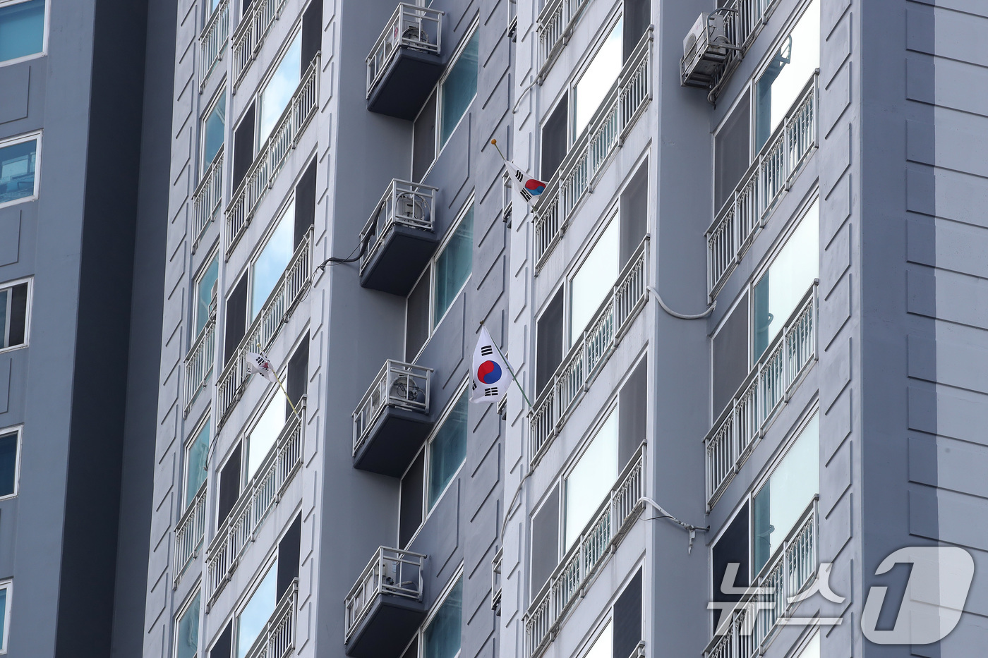 (대구=뉴스1) 공정식 기자 = 80주년 광복절인 15일 대구 중구의 한 아파트에 태극기를 게양한 세대가 드물어 태극기 몇 개만 외롭게 펄럭이고 있다. 2025.8.15/뉴스1