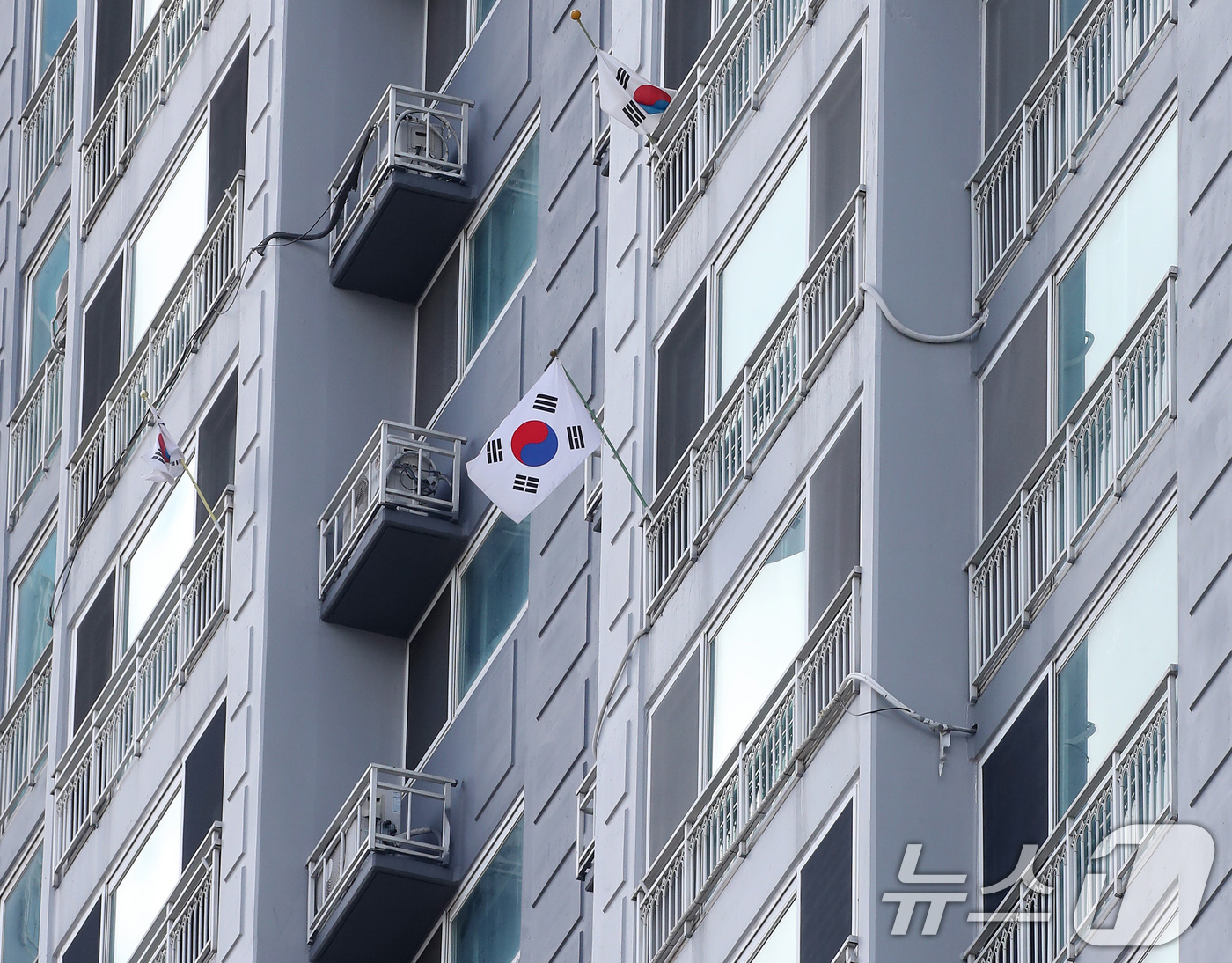 (대구=뉴스1) 공정식 기자 = 80주년 광복절인 15일 대구 중구의 한 아파트에 태극기를 게양한 세대가 드물어 태극기 몇 개만 외롭게 펄럭이고 있다. 2025.8.15/뉴스1