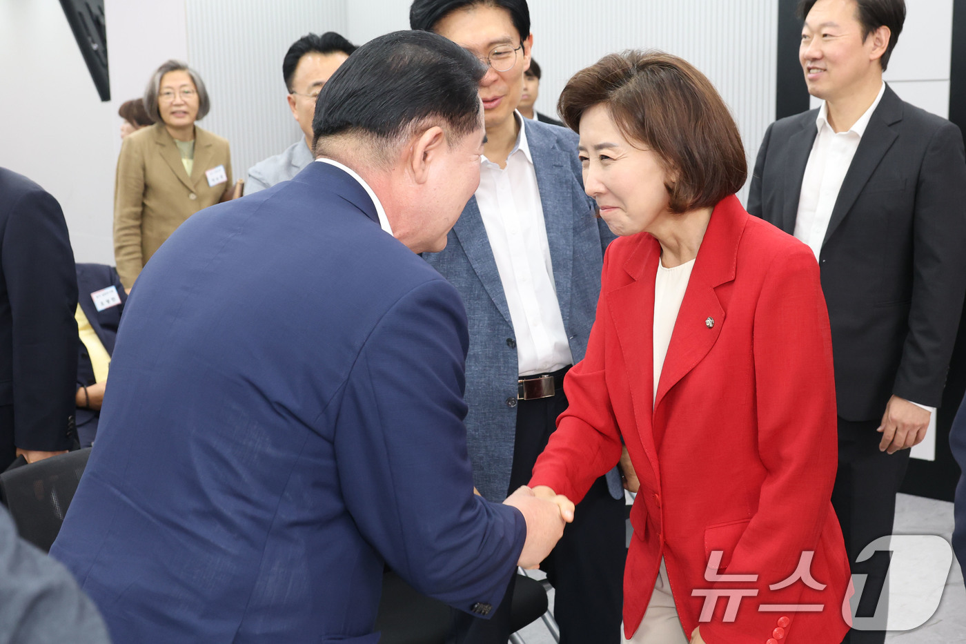 (서울=뉴스1) 이광호 기자 = 나경원 국민의힘 의원이 15일 오후 서울 여의도 중앙당사에서 열린 2025원외당원협의회 운영위원장 협의회 출범식에서 참석자들과 인사나누고 있다. …