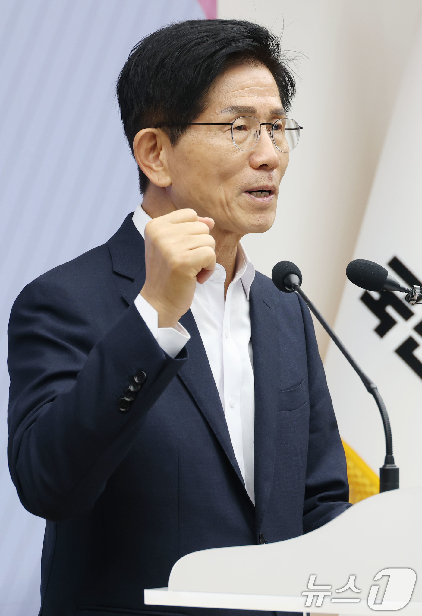 (서울=뉴스1) 이광호 기자 = 김문수 국민의힘 당대표 후보가 15일 오후 서울 여의도 중앙당사에서 열린 2025원외당원협의회 운영위원장 협의회 출범식에서 발언하고 있다.  202 …