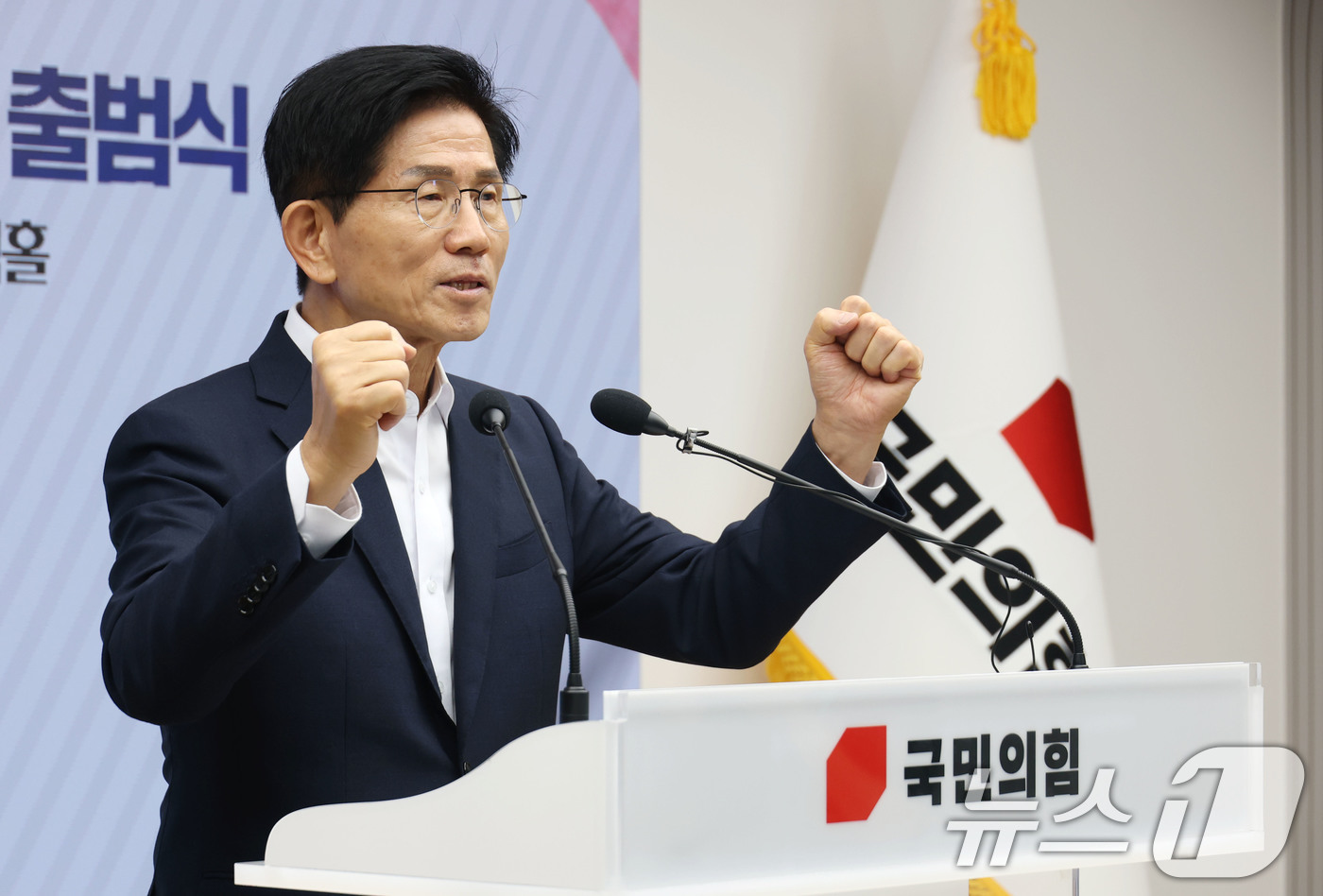 (서울=뉴스1) 이광호 기자 = 김문수 국민의힘 당대표 후보가 15일 오후 서울 여의도 중앙당사에서 열린 2025원외당원협의회 운영위원장 협의회 출범식에서 발언하고 있다.  202 …
