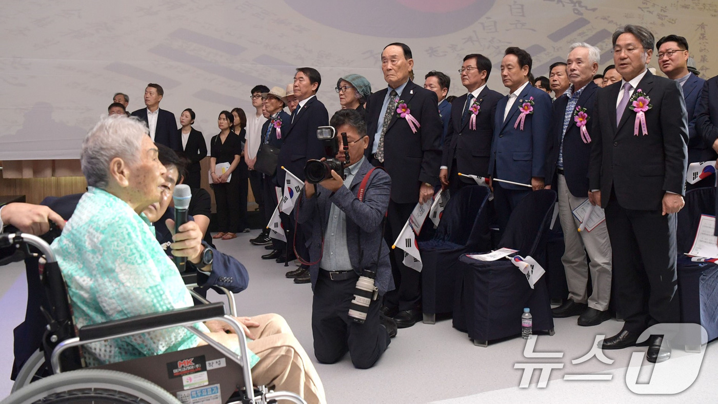 (광주=뉴스1) 박준배 기자 = 강기정 광주시장이 15일 광주의 새로운 창업거점 스테이지(STA·G)에서 열린 '광복 80주년 경축식'에 참석해 홀로 애국가 1절을 무반주로 부르는 …