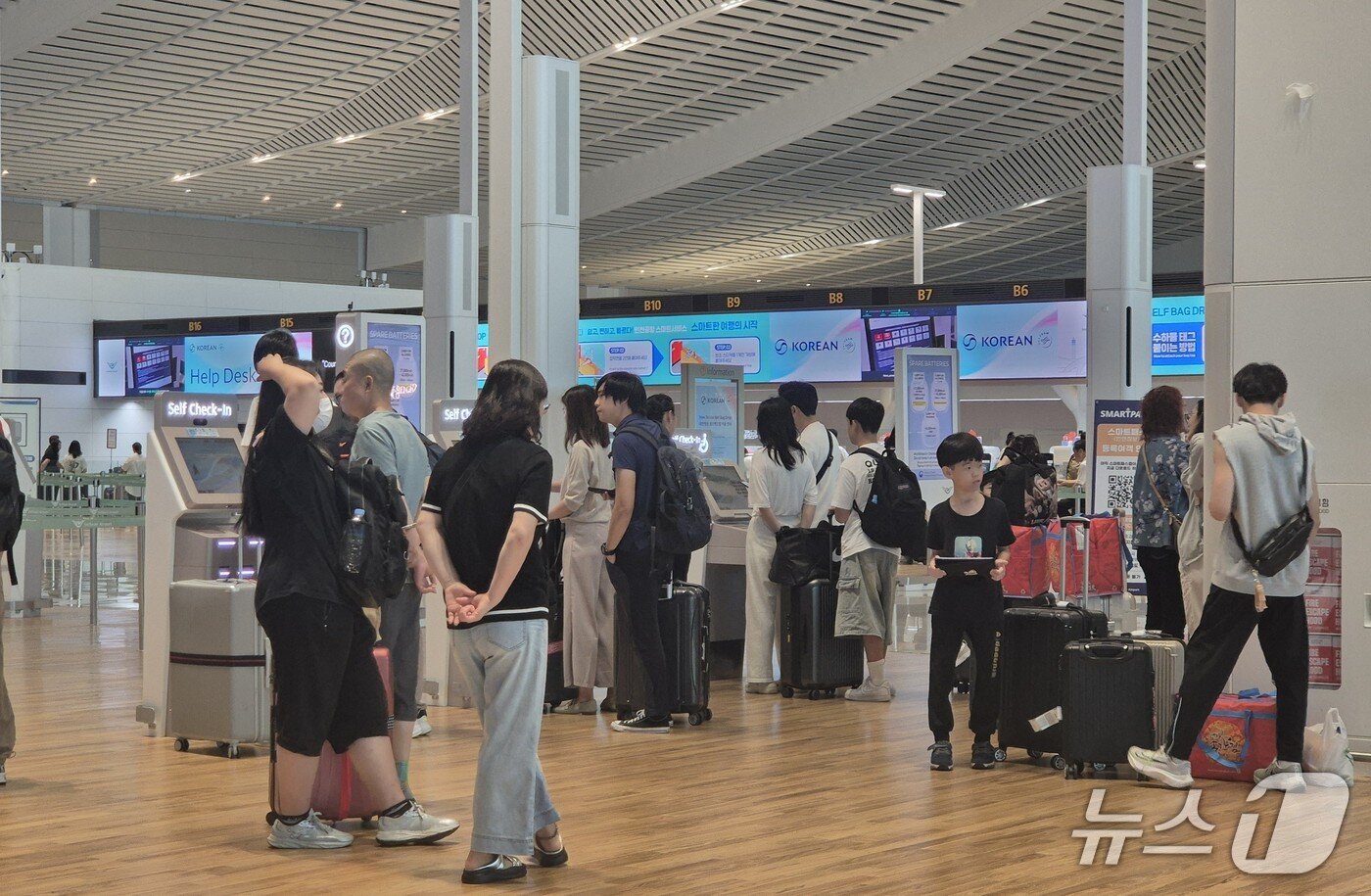 본문 이미지 - 광복절인 15일 인천국제공항 제2여객터미널 이용객들이 셀프 체크인을 하고 있다. 2025.8.15. /뉴스1 이시명 기자