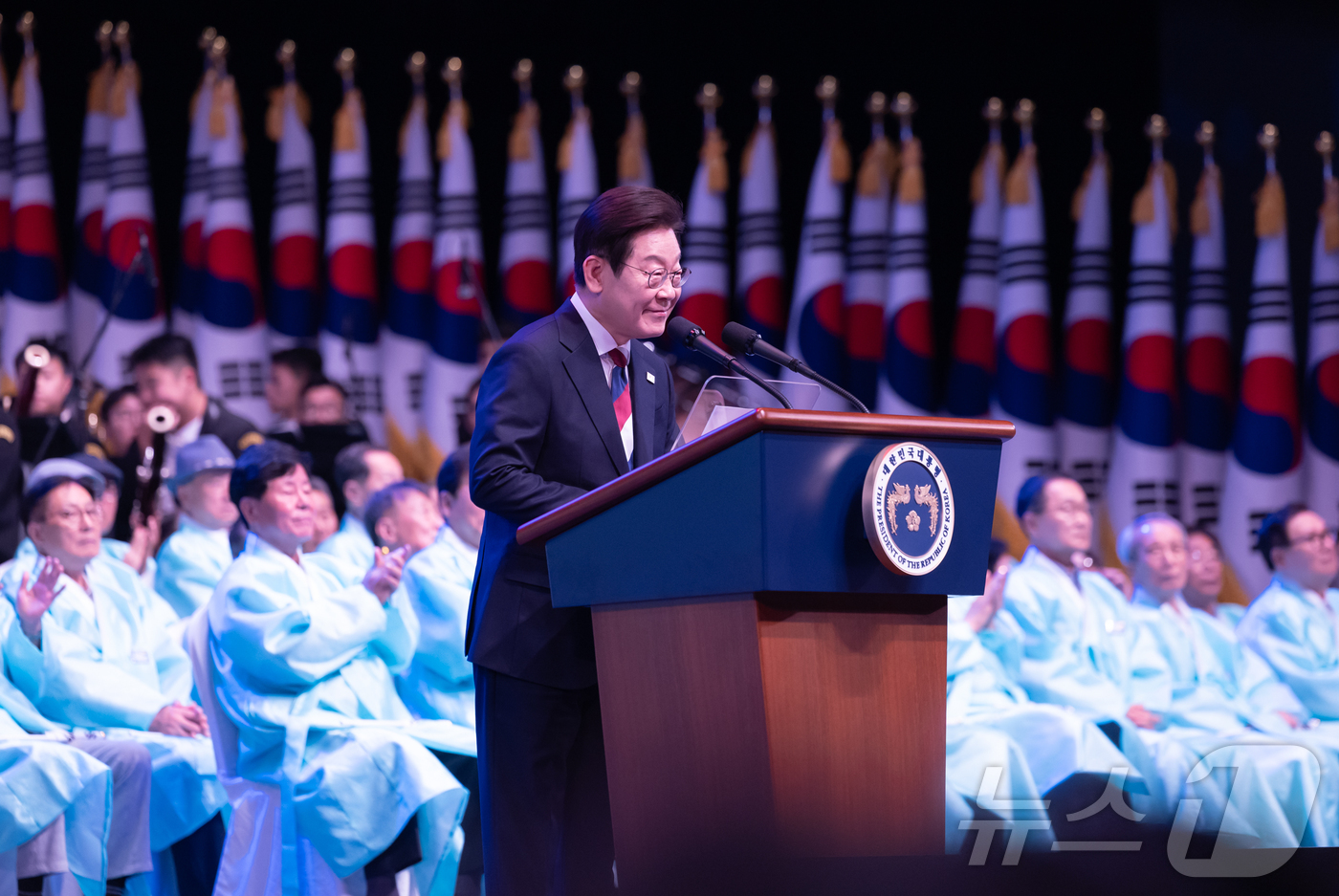 (서울=뉴스1) 이재명 기자 = 이재명 대통령이 15일 서울 종로구 세종문화회관에서 열린 제80주년 광복절 경축식에서 경축사를 하고 있다. (대통령실 제공. 재판매 및 DB금지) …