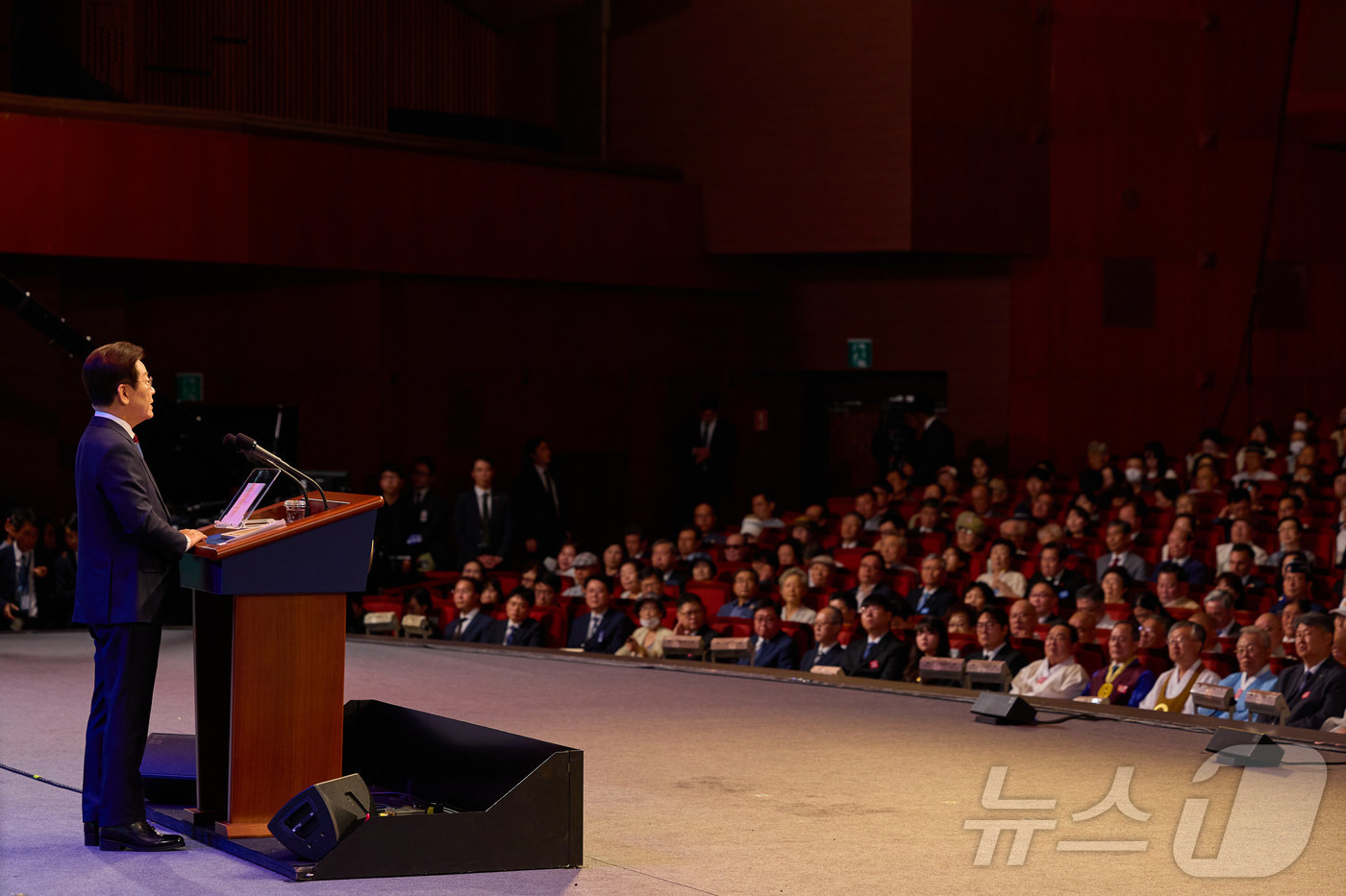 (서울=뉴스1) 이재명 기자 = 이재명 대통령이 15일 서울 종로구 세종문화회관에서 열린 제80주년 광복절 경축식에서 경축사를 하고 있다. (대통령실 제공. 재판매 및 DB금지) …