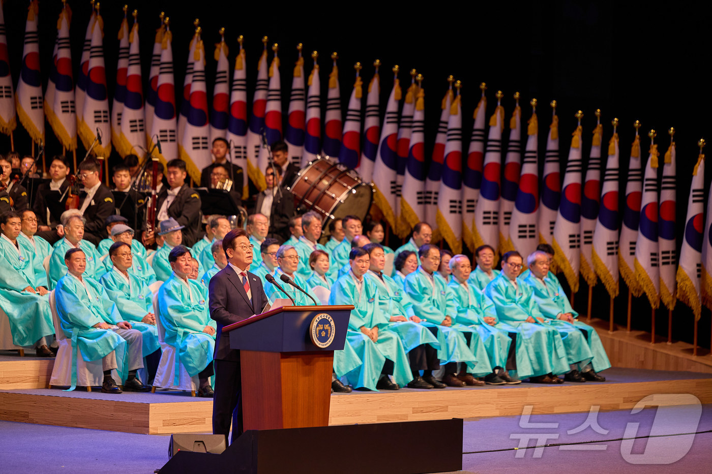 (서울=뉴스1) 이재명 기자 = 이재명 대통령이 15일 서울 종로구 세종문화회관에서 열린 제80주년 광복절 경축식에서 경축사를 하고 있다. (대통령실 제공. 재판매 및 DB금지) …