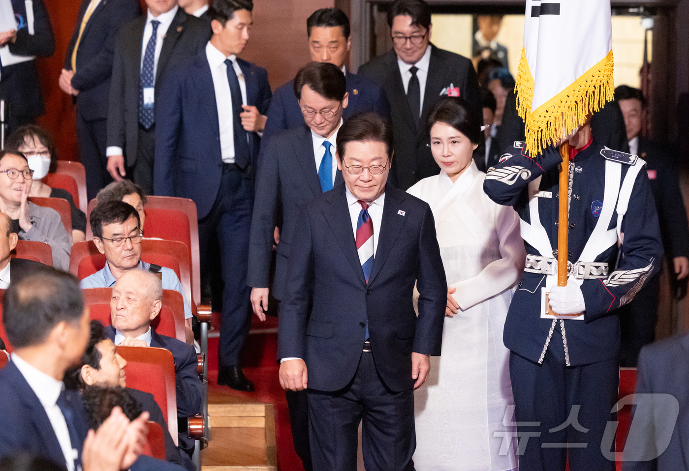 (서울=뉴스1) 이재명 기자 = 이재명 대통령과 부인 김혜경 여사가 15일 서울 종로구 세종문화회관에서 열린 제80주년 광복절 경축식에 입장하고 있다. (대통령실 제공. 재판매 및 …