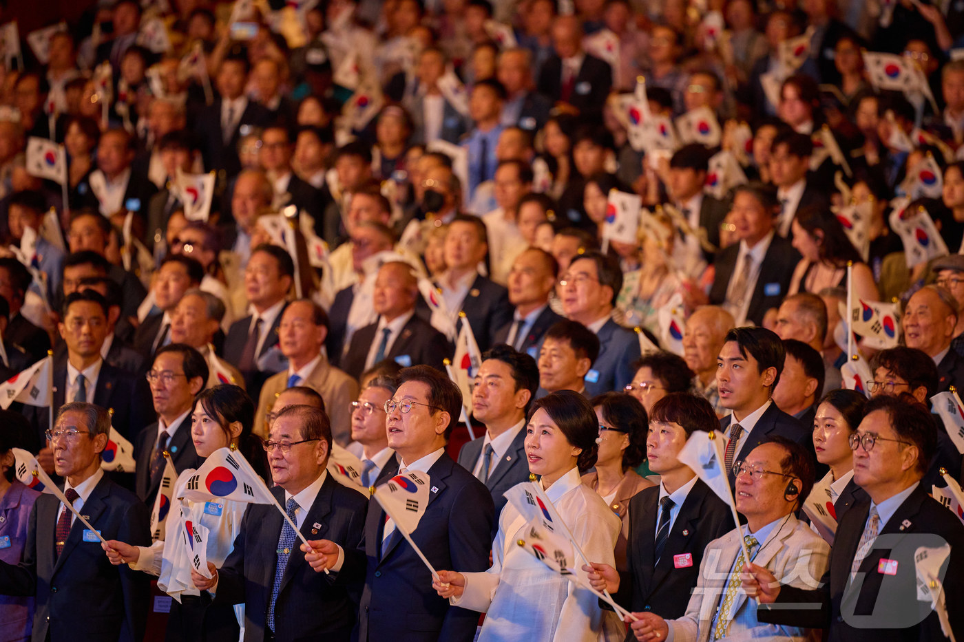 (서울=뉴스1) 이재명 기자 = 이재명 대통령과 부인 김혜경 여사가 15일 서울 종로구 세종문화회관에서 열린 제80주년 광복절 경축식에서 광복절 노래를 제창하고 있다. (대통령실 …