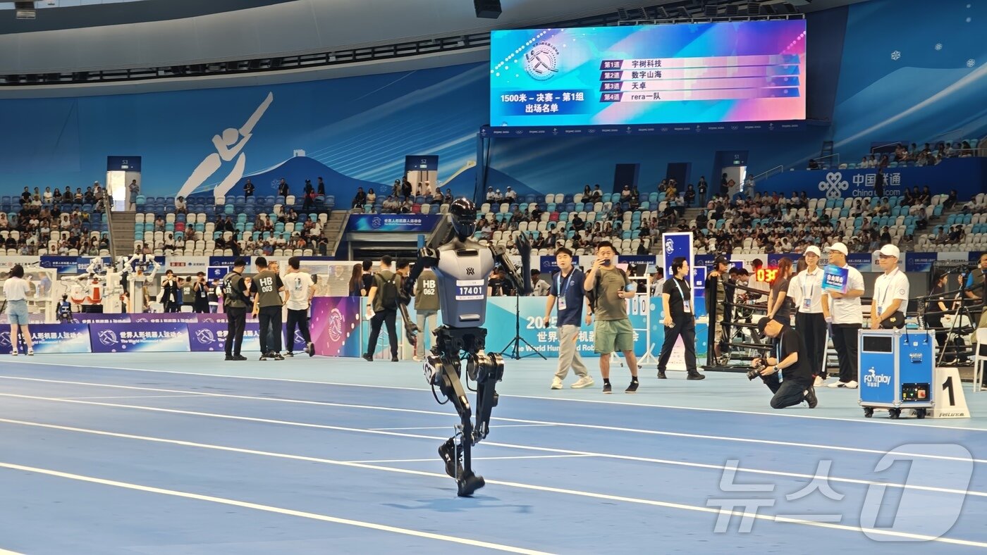 본문 이미지 - 로봇 톈궁이 15일 중국 베이징에서 열린 세계 휴머노이드 로봇 운동회에서 1500m 달리기 경기에 참가하고 있다. ⓒ News1 정은지 특파원